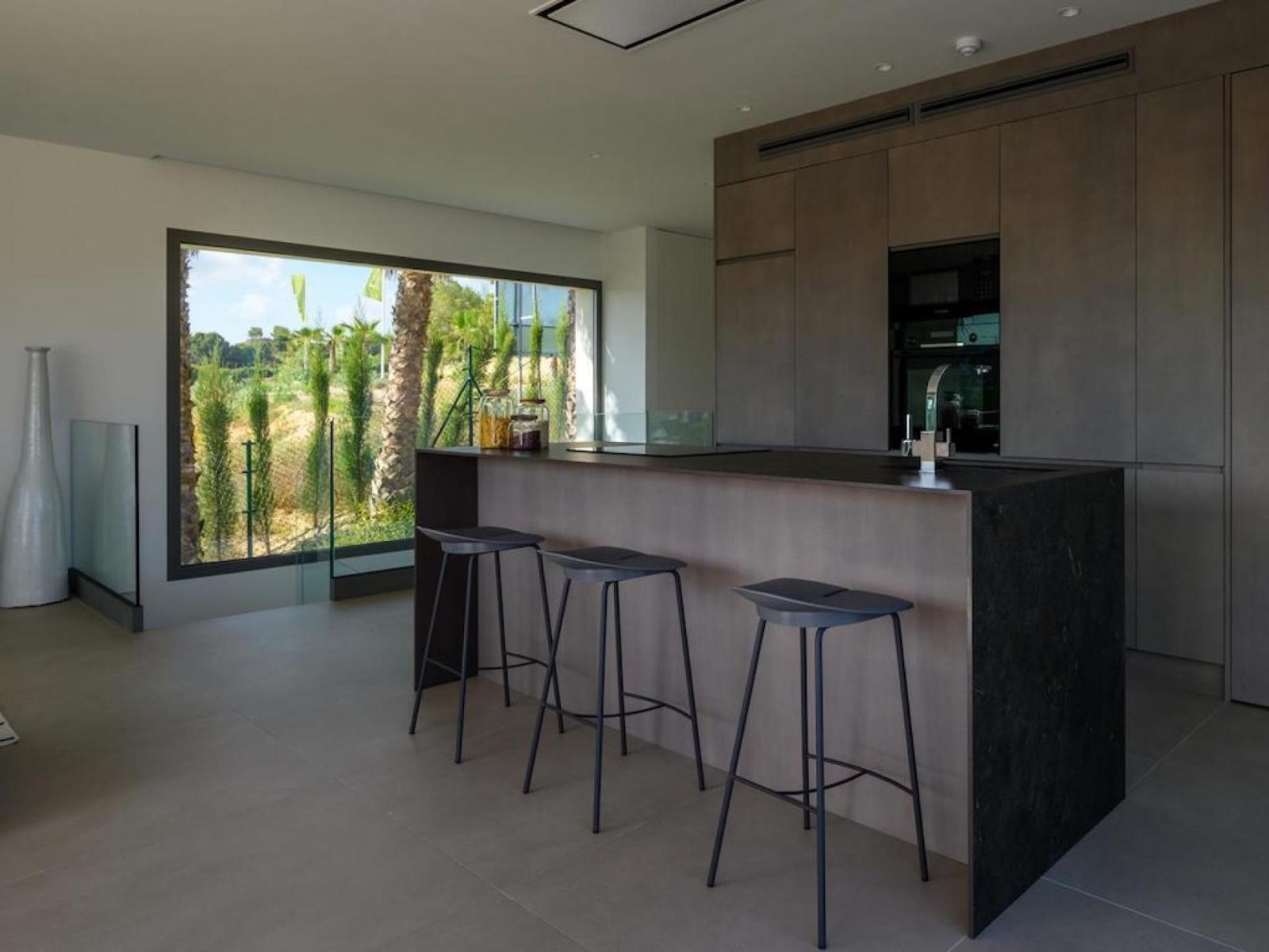 Exklusives Wohnen: Villa mit Infinity-Pool und Privatsphäre