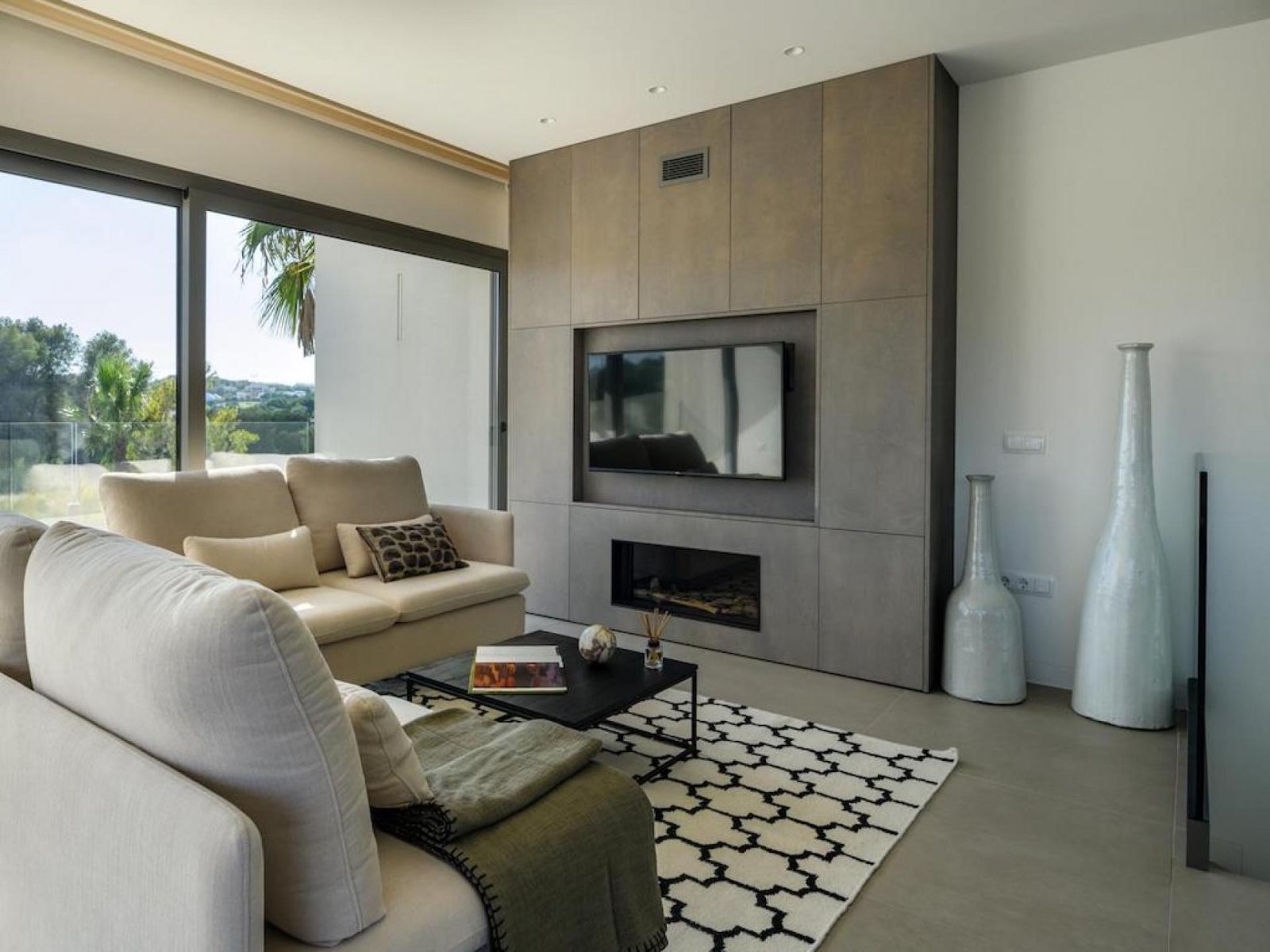 Exklusives Wohnen: Villa mit Infinity-Pool und Privatsphäre