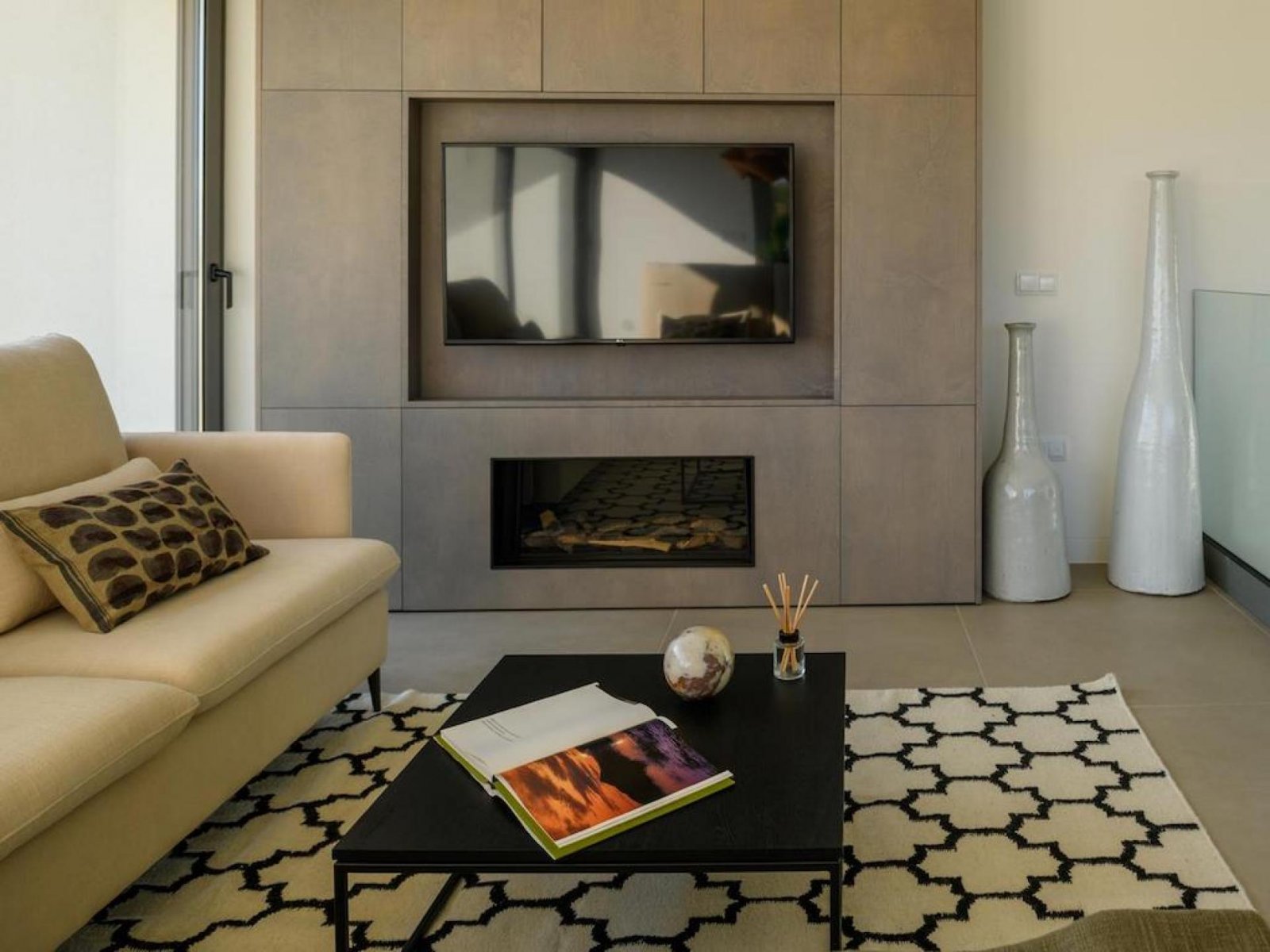 Exklusives Wohnen: Villa mit Infinity-Pool und Privatsphäre