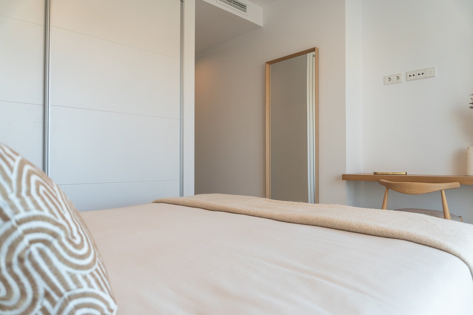 <p>Apartment with terrace provided with 4 Bedrooms and 3 Bathrooms, communal swimming pool and underground parking space with storage room. </p>