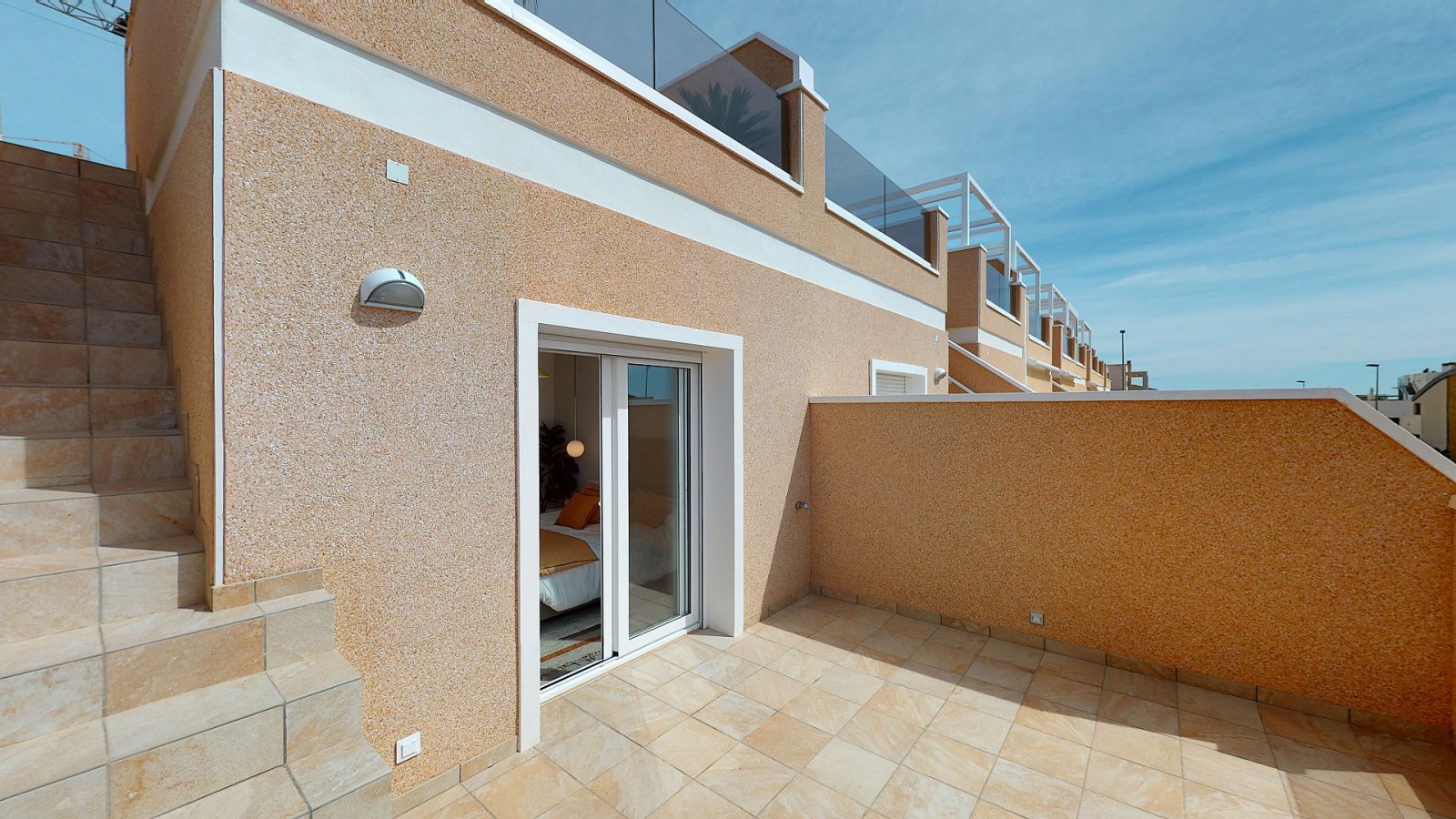 <p>Terraced villa provided with 3 Bedrooms and 2 Bathrooms, communal swimming pool and underground parking space. </p>