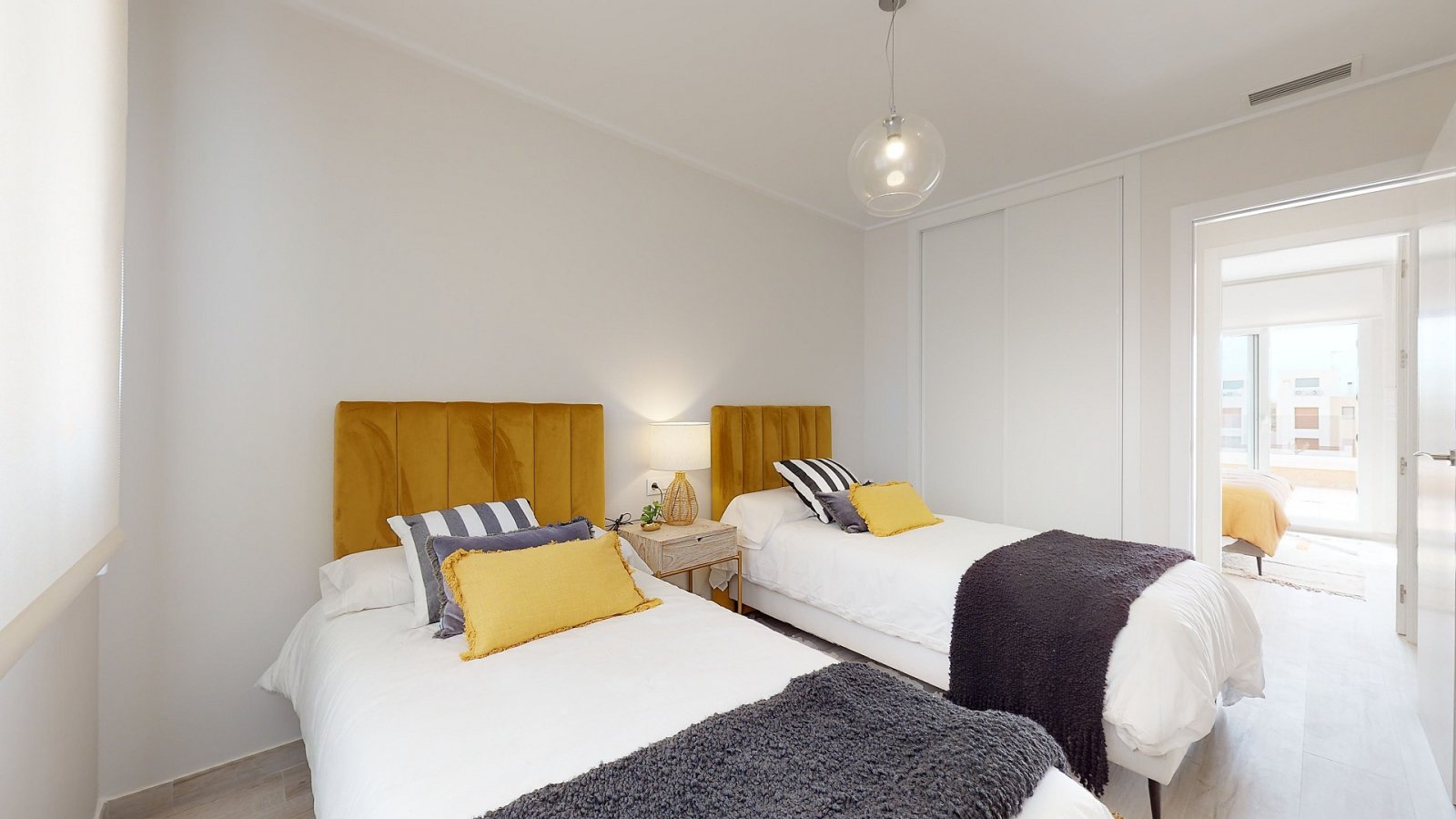 <p>Terraced villa provided with 3 Bedrooms and 2 Bathrooms, communal swimming pool and underground parking space. </p>