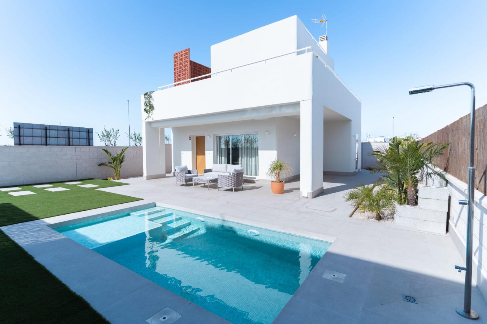 <p>Villa provided with 3 Bedrooms and 3 Bathrooms, private swimming pool and parking space on own plot. </p><p>New promotion of 17 independent vill...