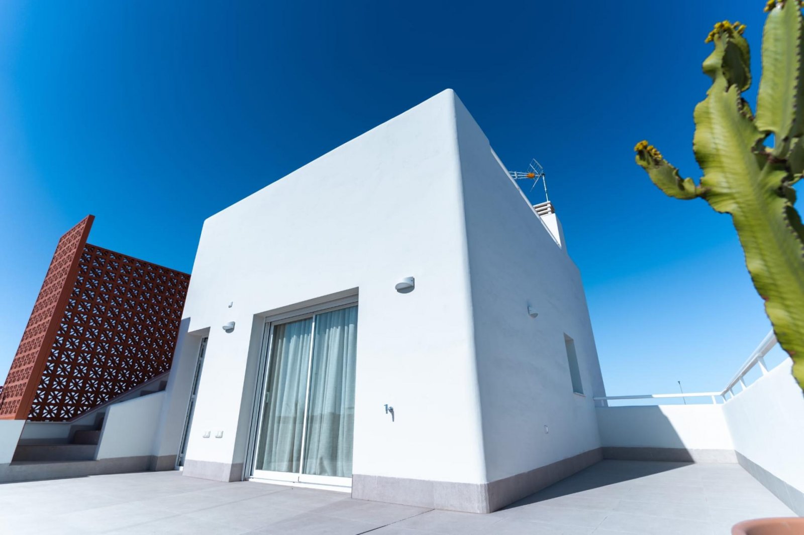 <p>Villa provided with 3 Bedrooms and 3 Bathrooms, private swimming pool and parking space on own plot. </p><p>New promotion of 17 independent vill...