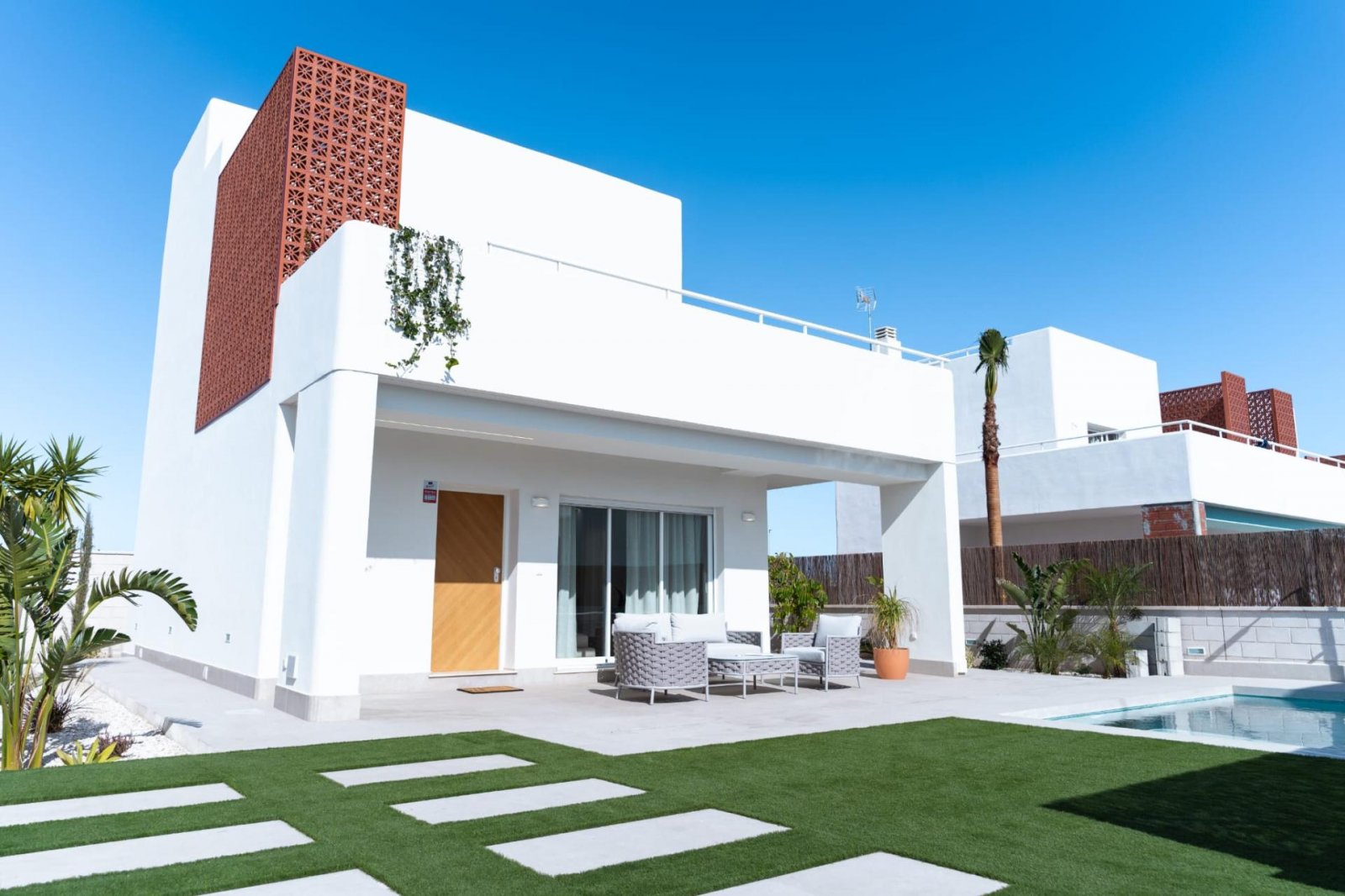 <p>Villa provided with 3 Bedrooms and 3 Bathrooms, private swimming pool and parking space on own plot. </p><p>New promotion of 17 independent vill...