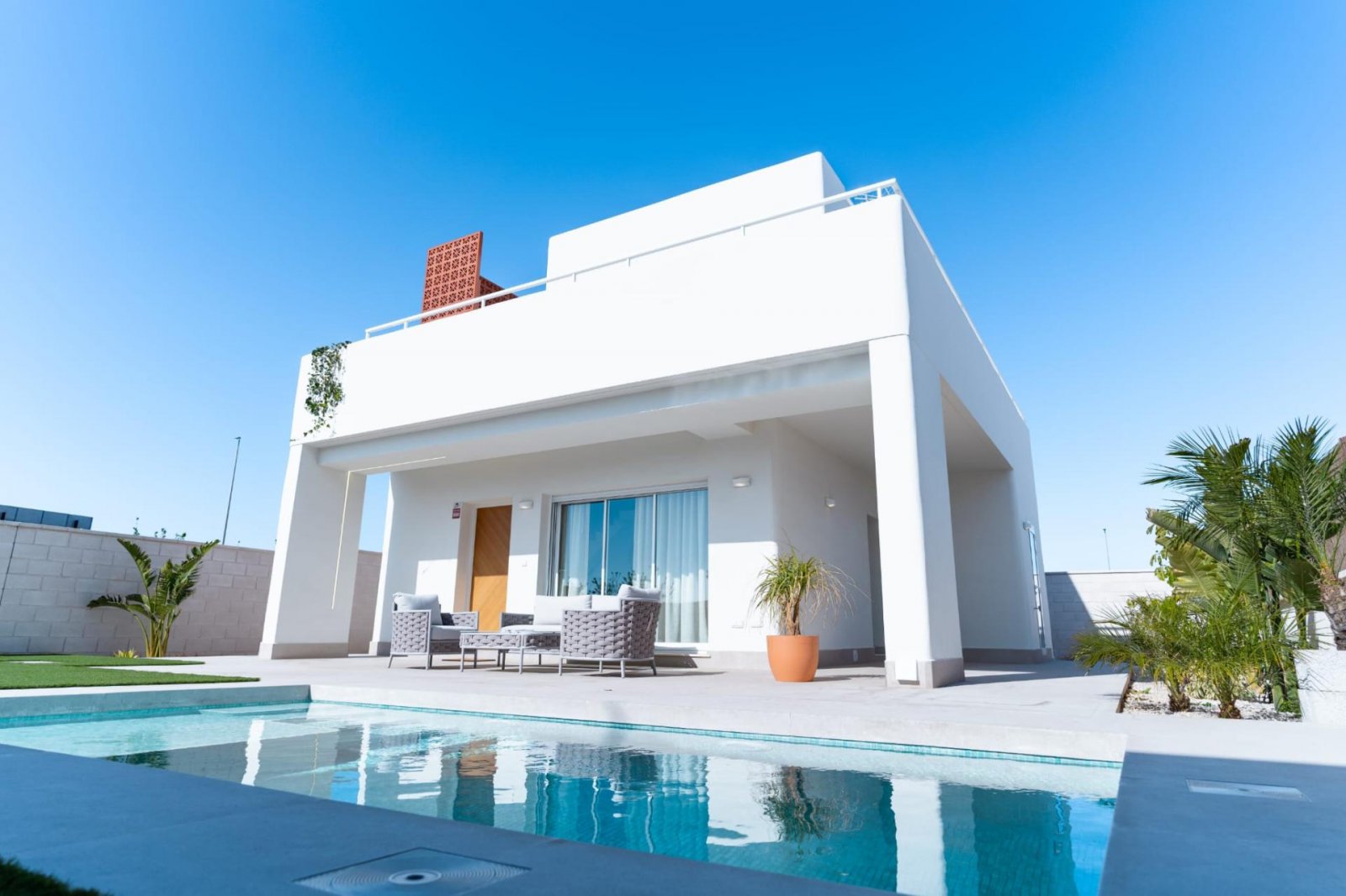 <p>Villa provided with 3 Bedrooms and 3 Bathrooms, private swimming pool and parking space on own plot. </p><p>New promotion of 17 independent vill...