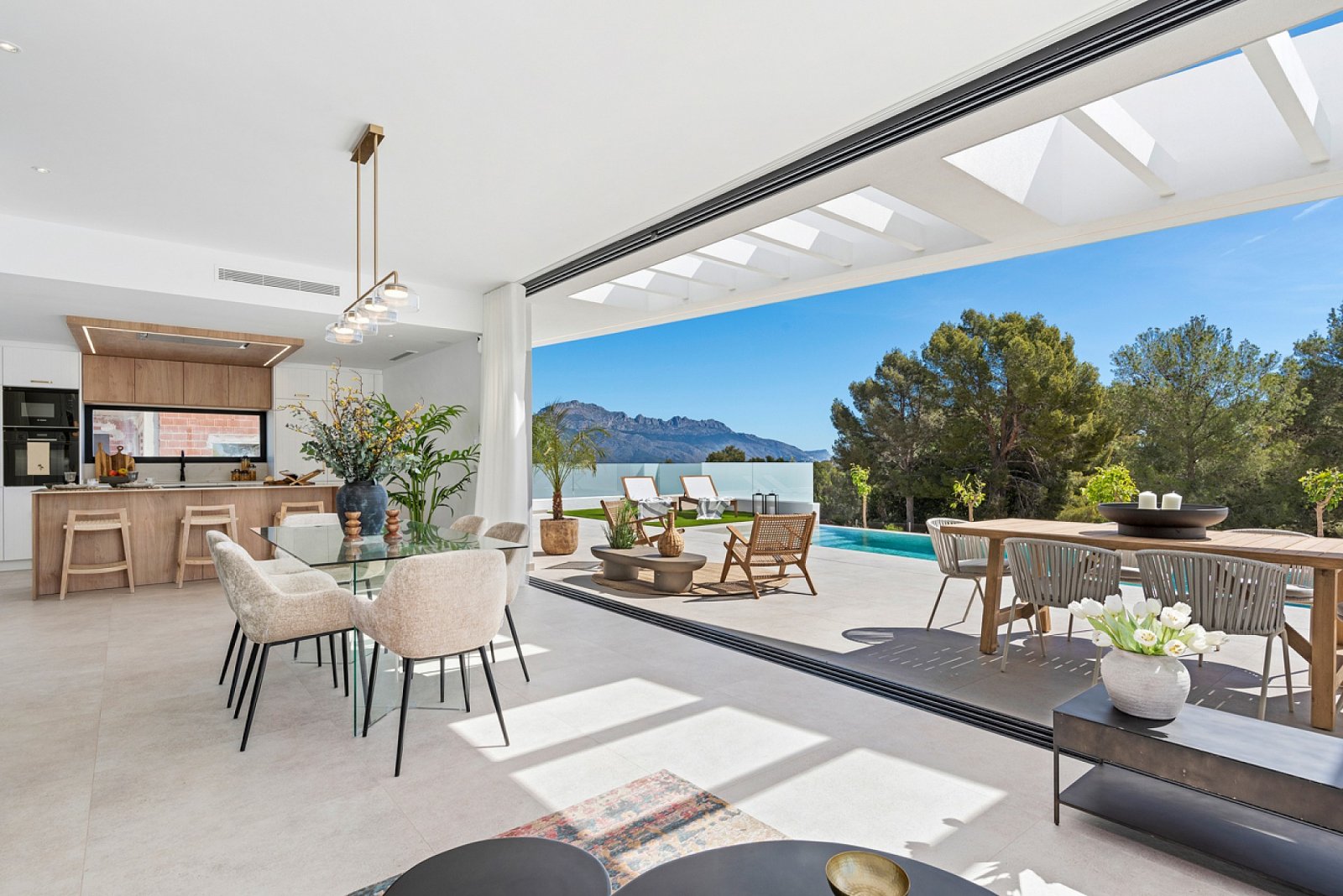 <p>Villa provided with 4 Bedrooms and 4 Bathrooms, private swimming pool and parking space on own plot. </p>