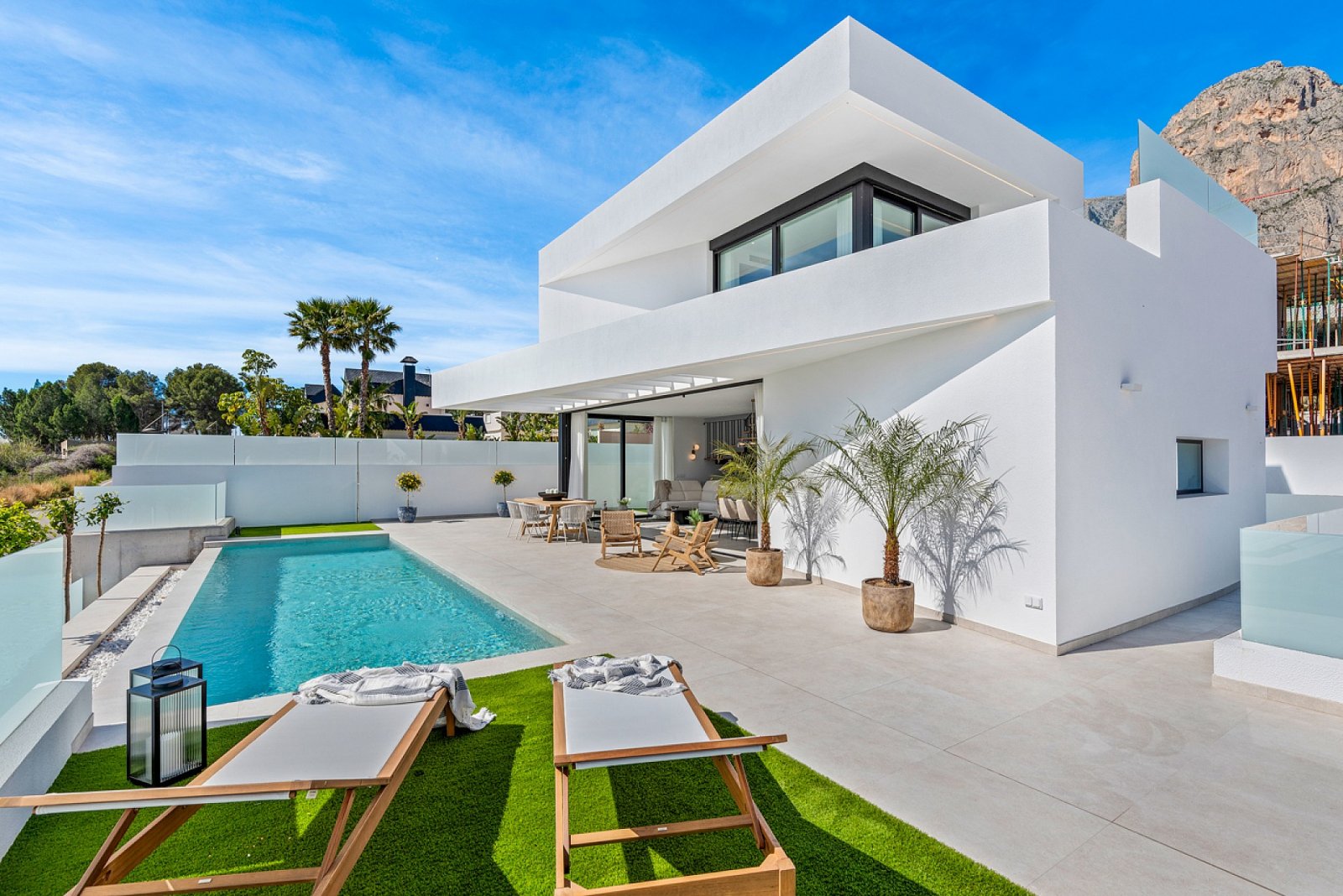 <p>Villa provided with 4 Bedrooms and 4 Bathrooms, private swimming pool and parking space on own plot. </p>