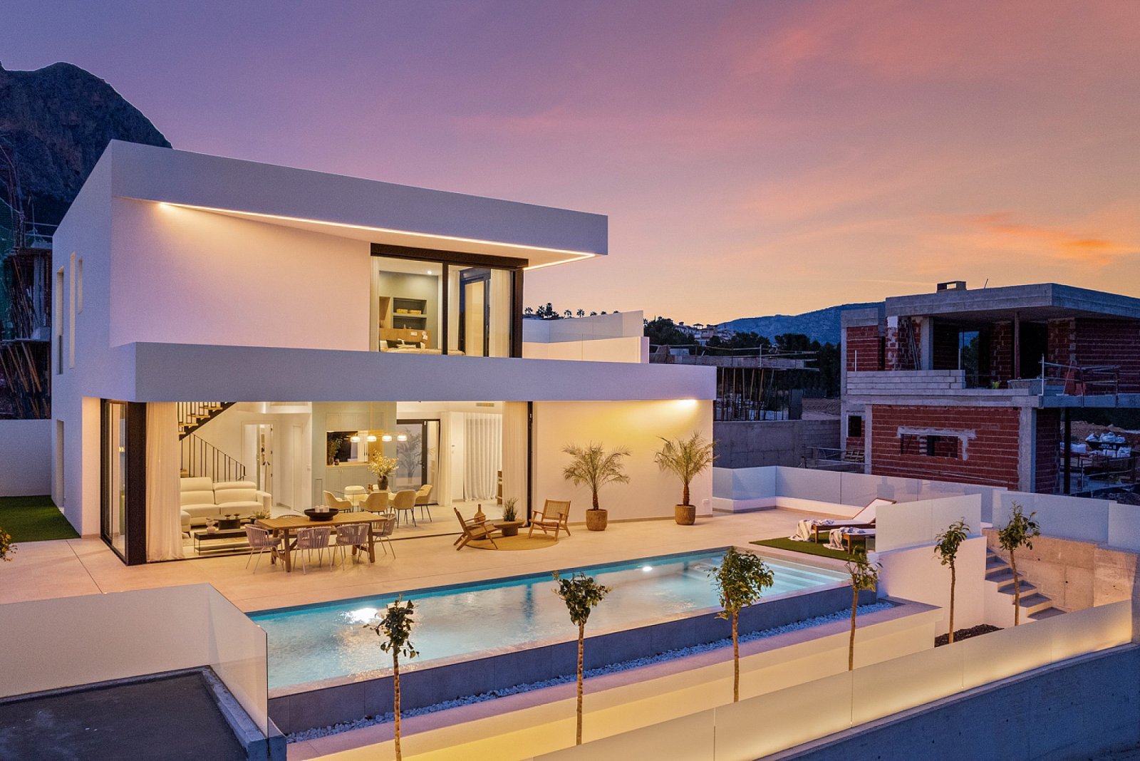 <p>Villa provided with 4 Bedrooms and 4 Bathrooms, private swimming pool and parking space on own plot. </p>