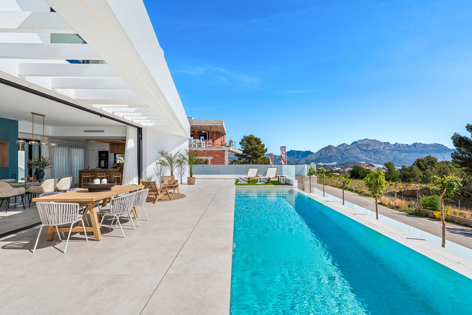 <p>Villa provided with 4 Bedrooms and 4 Bathrooms, private swimming pool and parking space on own plot. </p>