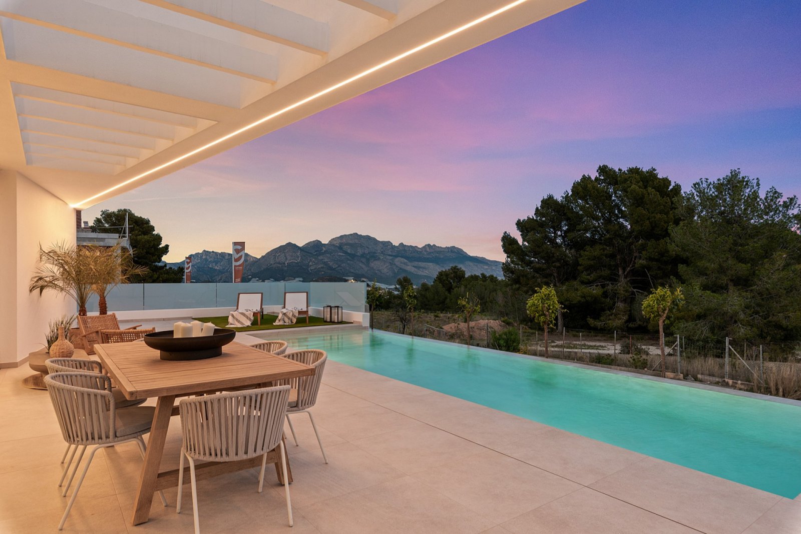 <p>Villa provided with 4 Bedrooms and 4 Bathrooms, private swimming pool and parking space on own plot. </p>