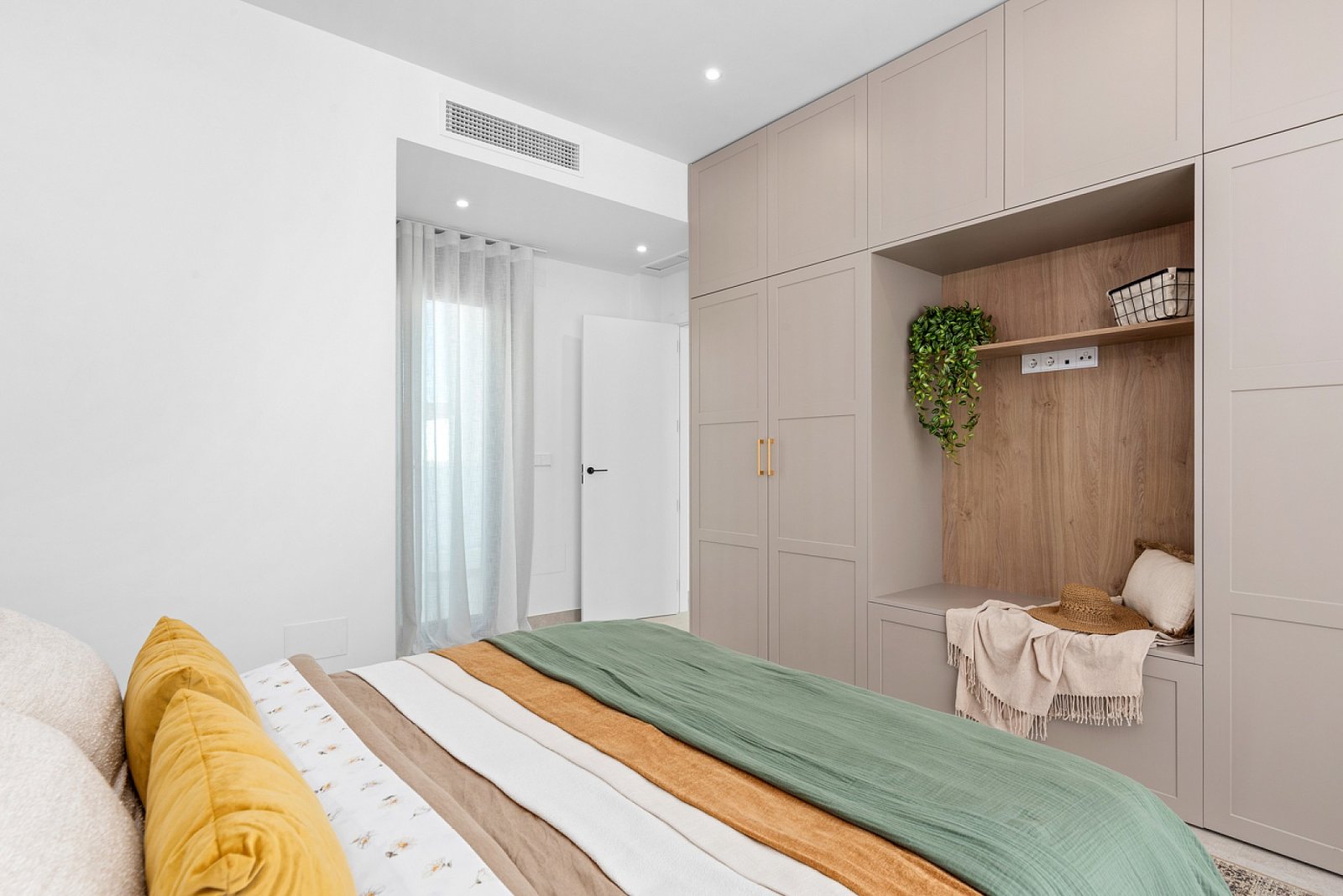 <p>Villa provided with 4 Bedrooms and 4 Bathrooms, private swimming pool and parking space on own plot. </p>