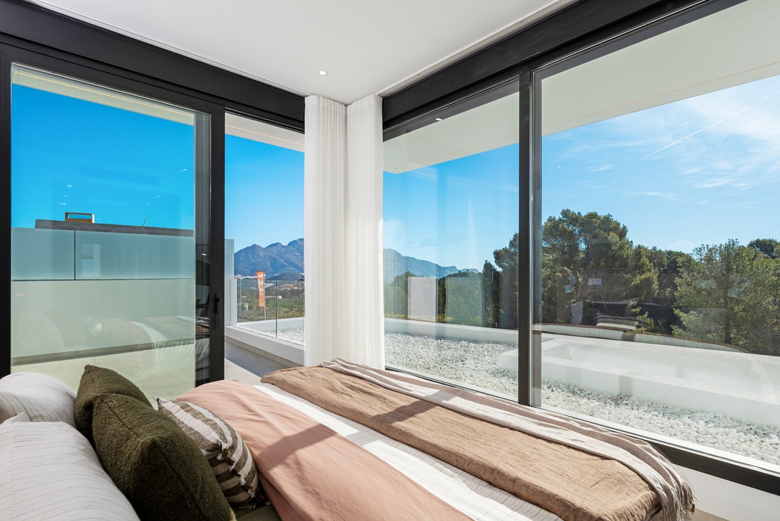 <p>Villa provided with 4 Bedrooms and 4 Bathrooms, private swimming pool and parking space on own plot. </p>