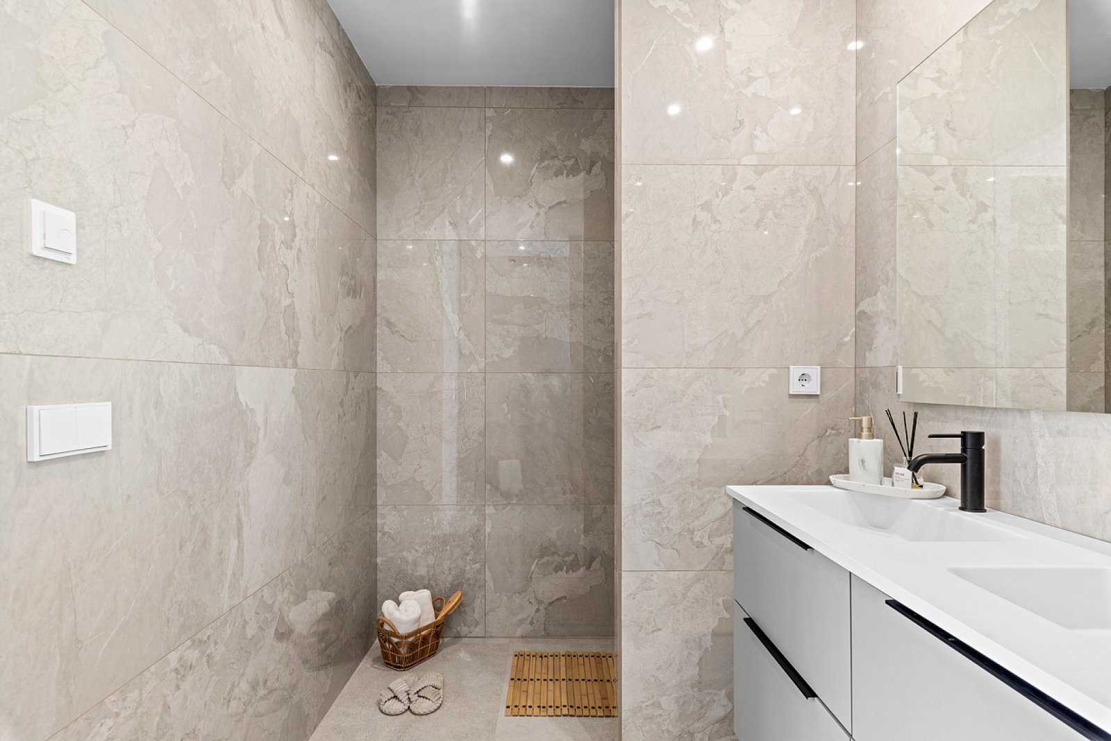 <p>Villa provided with 4 Bedrooms and 4 Bathrooms, private swimming pool and parking space on own plot. </p>