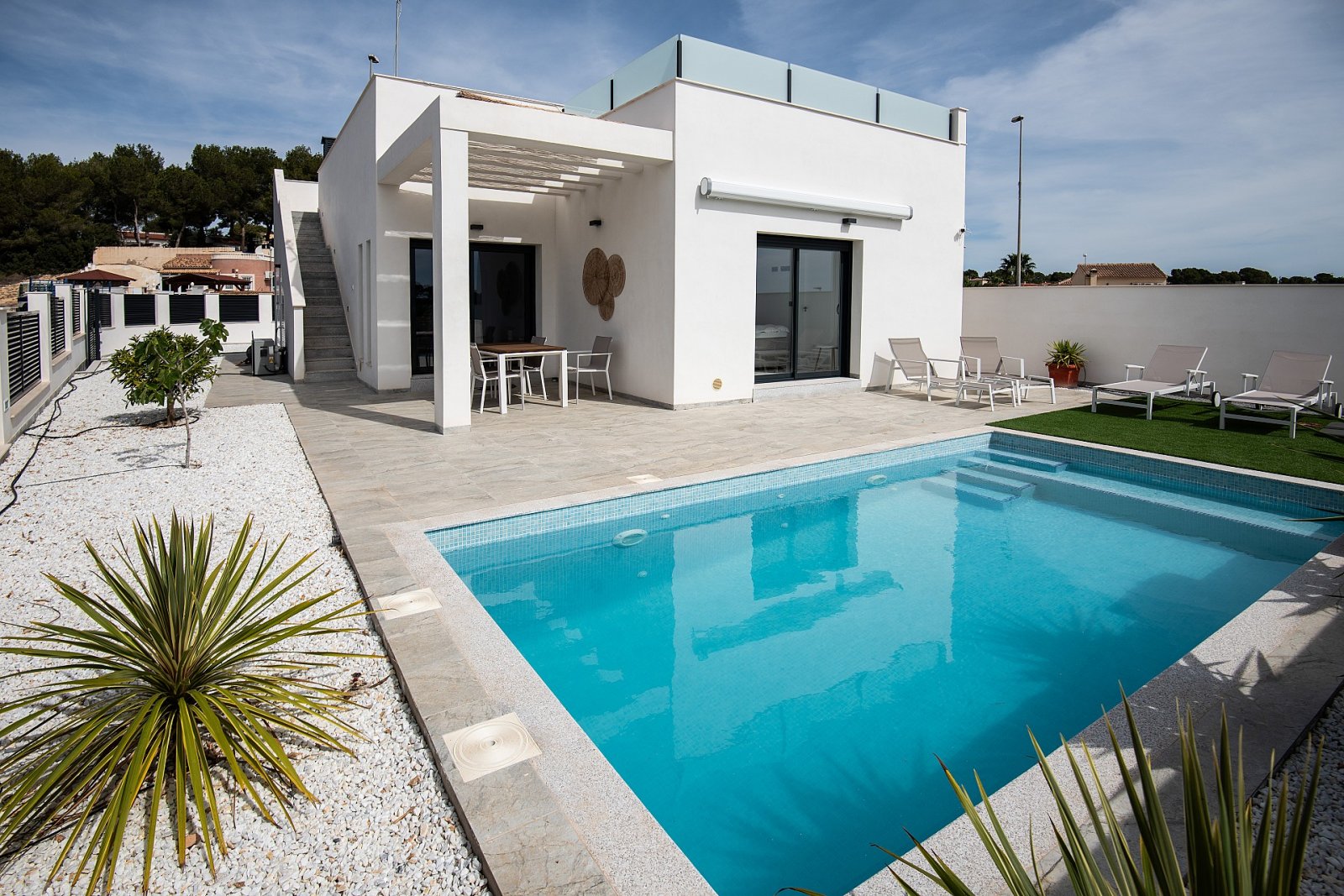 <p>Villa provided with 3 Bedrooms and 2 Bathrooms, private swimming pool and parking space on own plot. </p><p>A small complex of only 5 villas, bu...