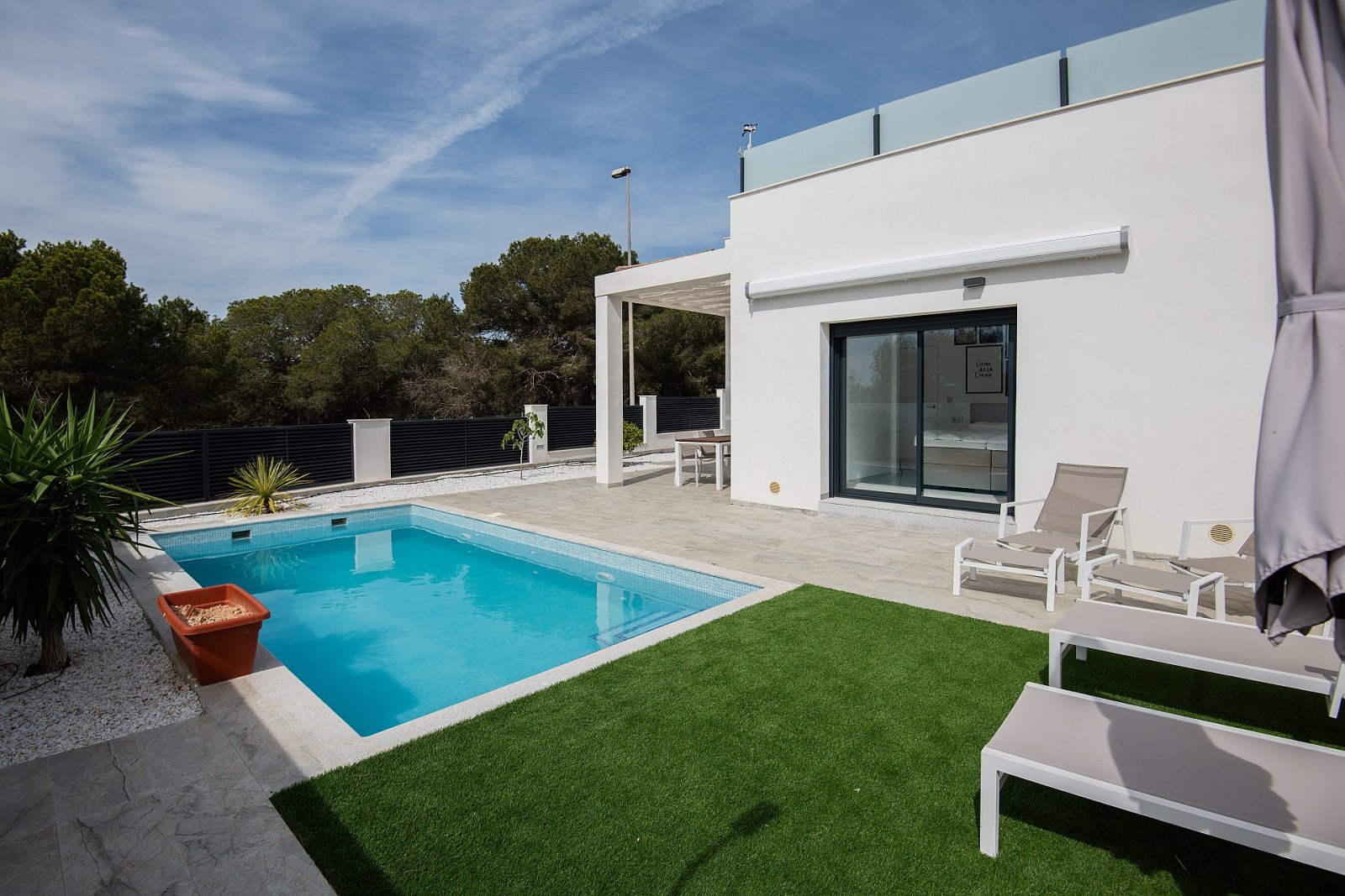 <p>Villa provided with 3 Bedrooms and 2 Bathrooms, private swimming pool and parking space on own plot. </p><p>A small complex of only 5 villas, bu...