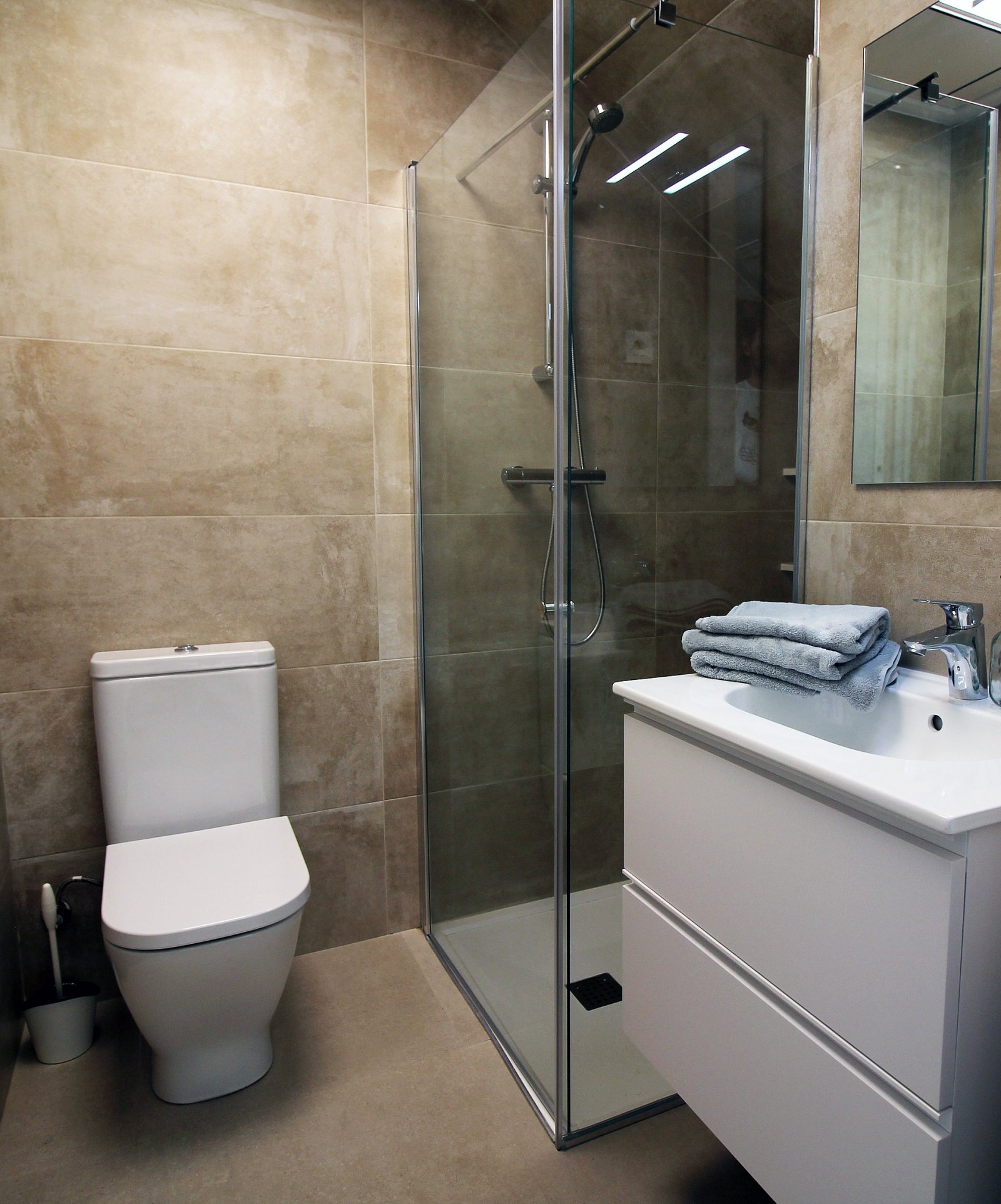 <p>Terraced villa provided with 3 Bedrooms and 3 Bathrooms, communal swimming pool and parking space on own plot. </p><p>Pilar de la Horadada is a ...