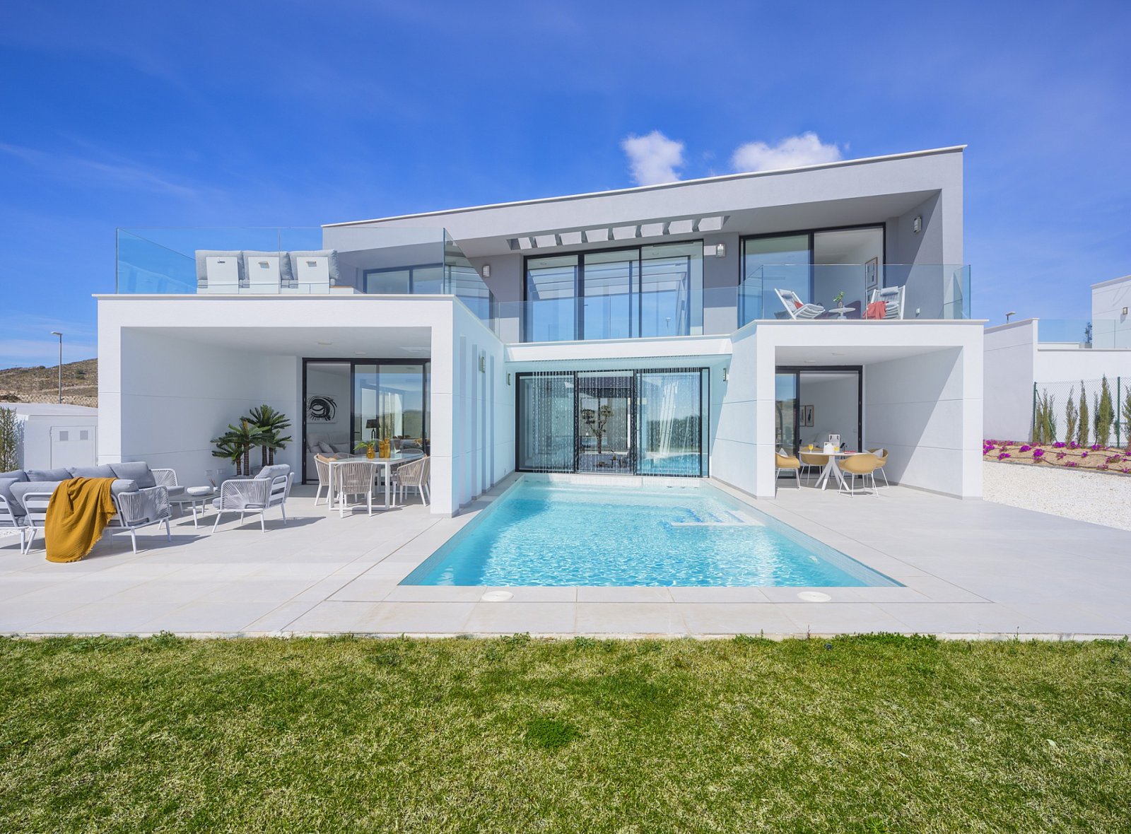 <p>Villa provided with 4 Bedrooms and 4 Bathrooms, private swimming pool and private garage. </p><p>This Villa is a luxury property next to the cit...