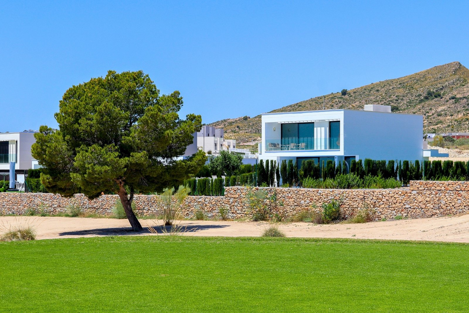 <p>Villa provided with 4 Bedrooms and 4 Bathrooms, private swimming pool and private garage. </p><p>This Villa is a luxury property next to the cit...