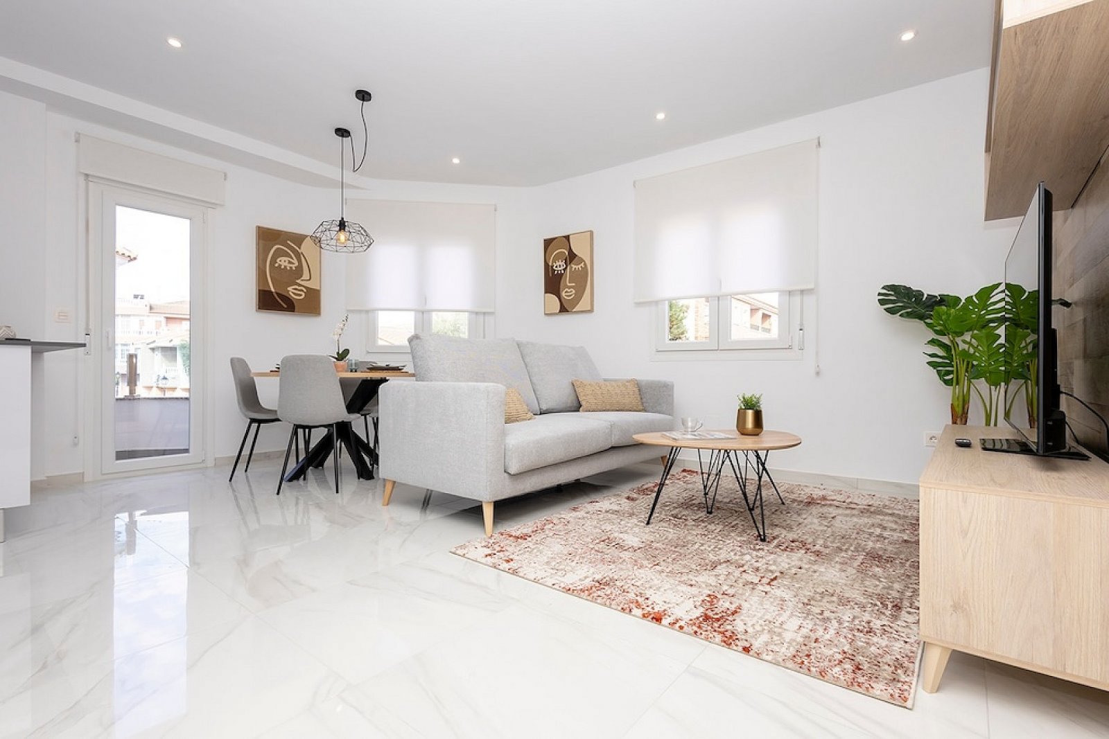 <p>Apartment with terrace provided with 3 Bedrooms and 2 Bathrooms, communal swimming pool and no parking place. </p><p>Discover a small-scale proj...