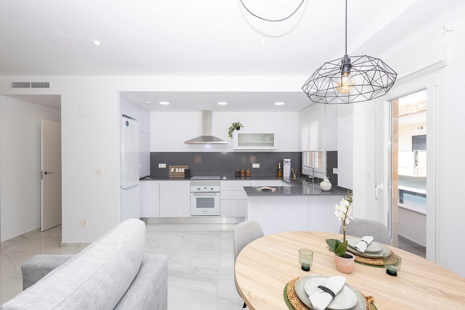 <p>Apartment with terrace provided with 3 Bedrooms and 2 Bathrooms, communal swimming pool and no parking place. </p><p>Discover a small-scale proj...