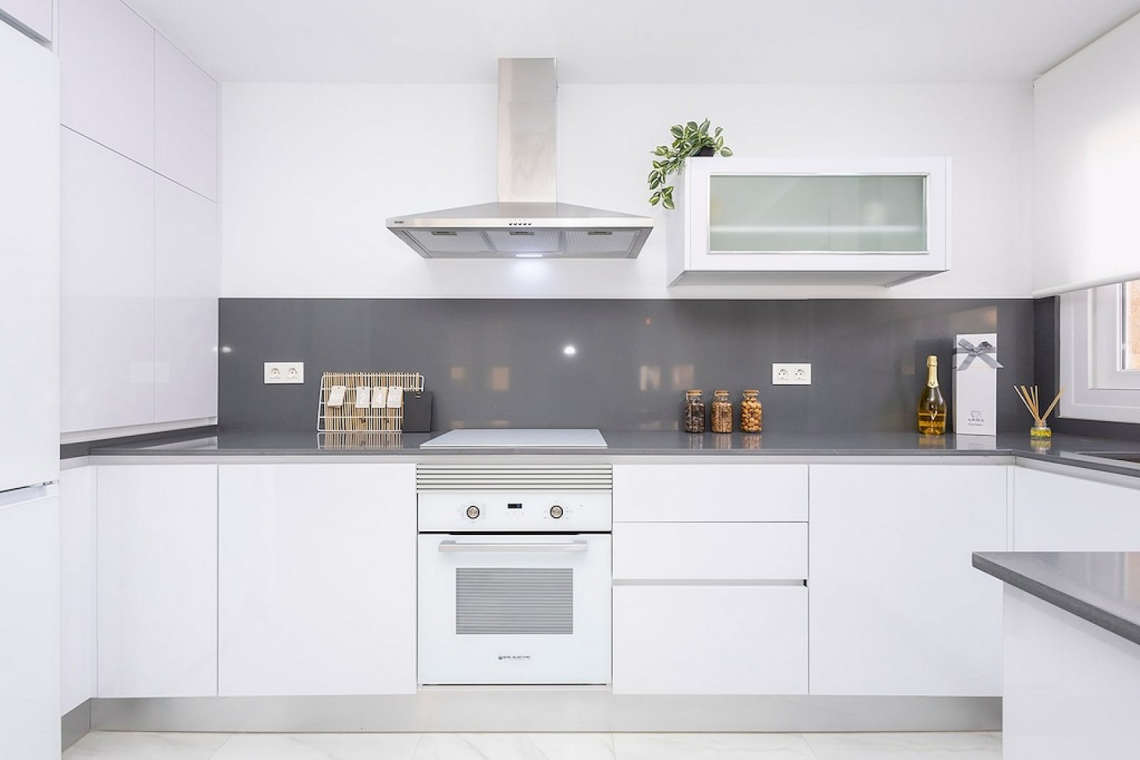 <p>Apartment with terrace provided with 3 Bedrooms and 2 Bathrooms, communal swimming pool and no parking place. </p><p>Discover a small-scale proj...