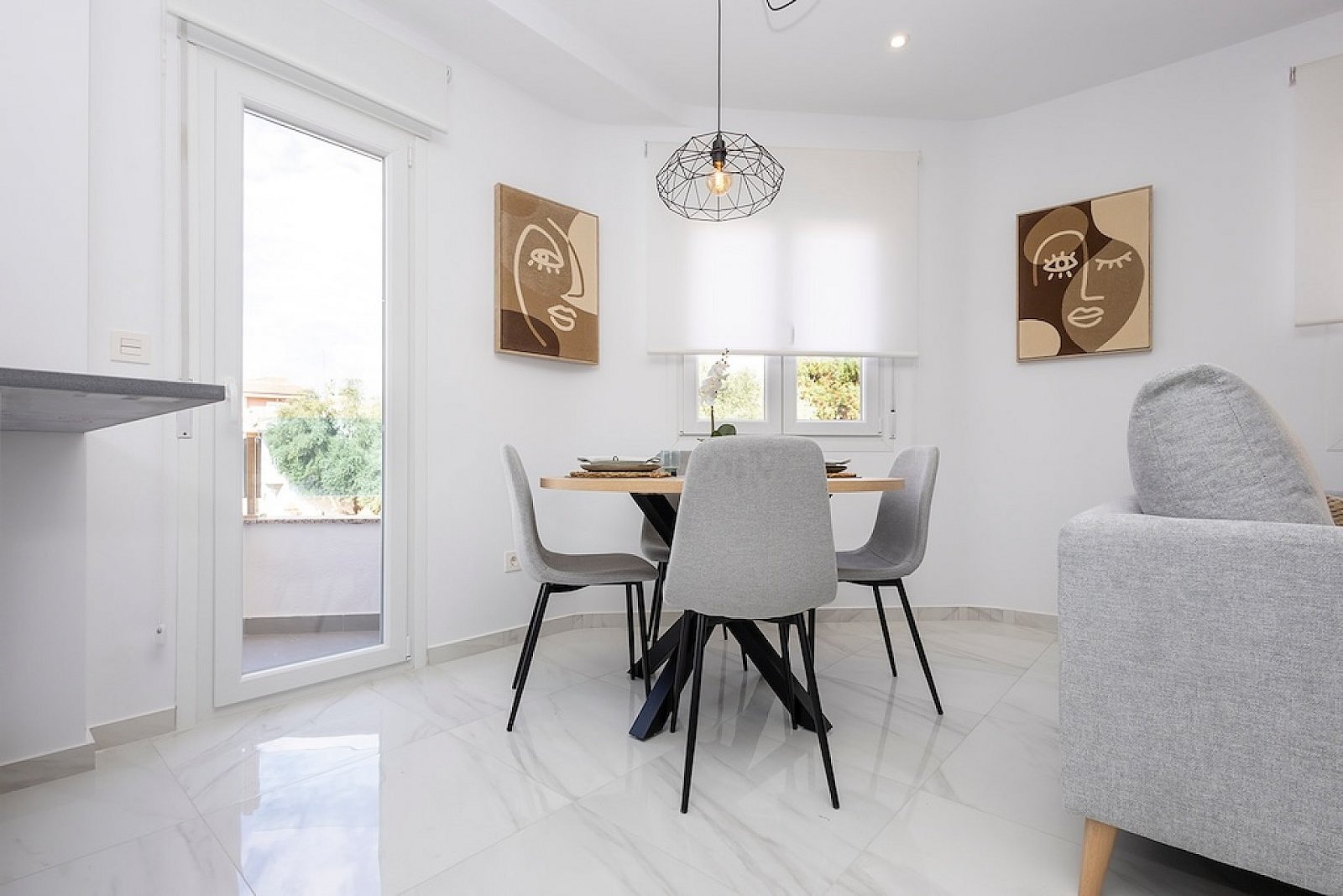 <p>Apartment with terrace provided with 3 Bedrooms and 2 Bathrooms, communal swimming pool and no parking place. </p><p>Discover a small-scale proj...