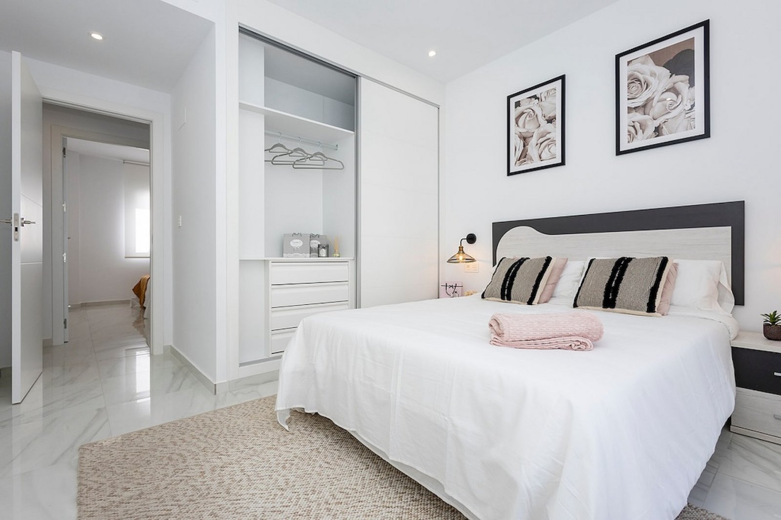 <p>Apartment with terrace provided with 3 Bedrooms and 2 Bathrooms, communal swimming pool and no parking place. </p><p>Discover a small-scale proj...