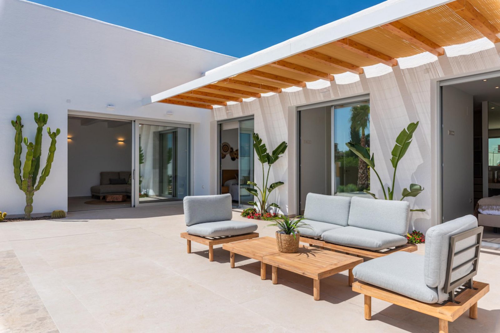 <p>Villa provided with 3 Bedrooms and 2 Bathrooms, private swimming pool and parking space on own plot. </p><p>This is a warm and comfortable villa...