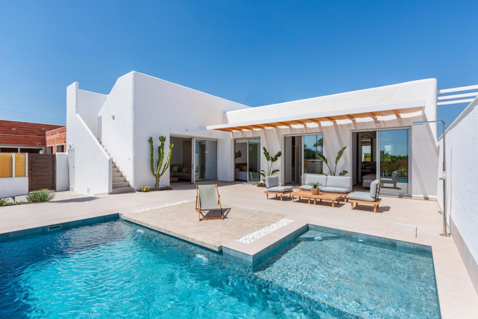 <p>Villa provided with 3 Bedrooms and 2 Bathrooms, private swimming pool and parking space on own plot. </p><p>This is a warm and comfortable villa...