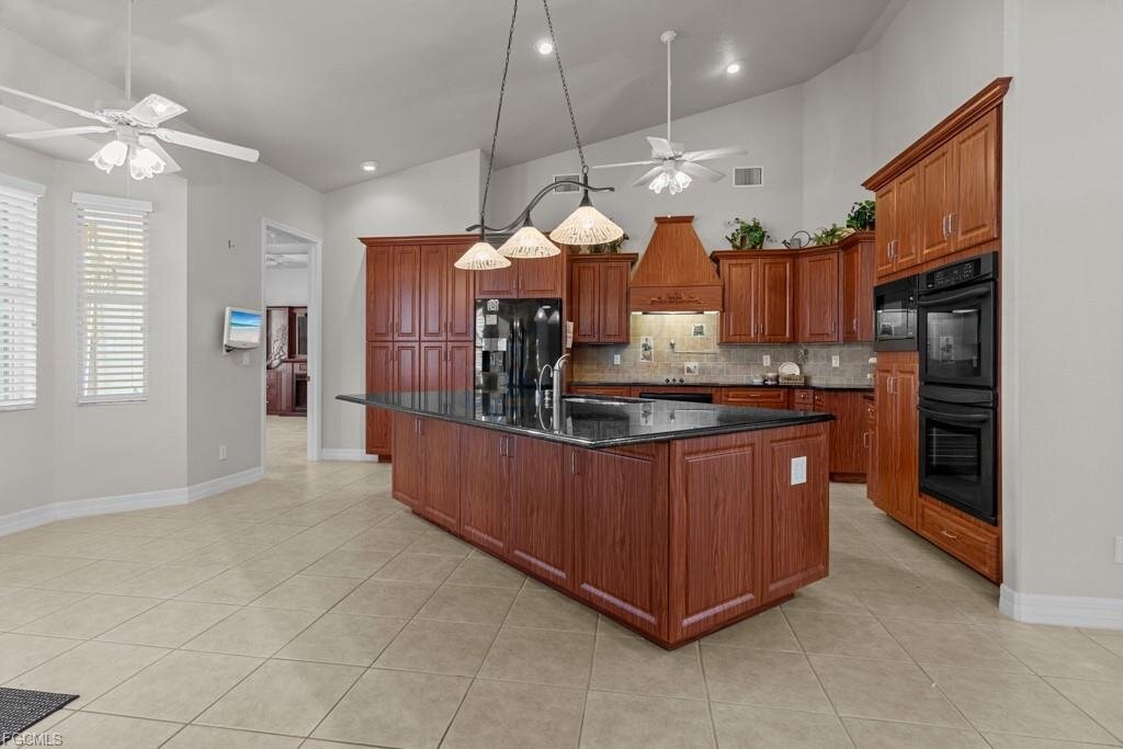 Exklusives Waterfront-Anwesen mit direktem Segelbootzugang – jetzt zum reduzierten Preis!