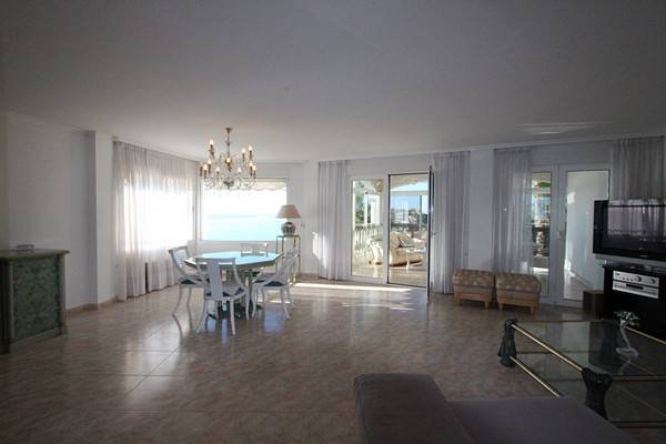 Beautiful villa in a quiet and beautiful area, with a large private pool and impressive views over the coast of El Campello, Alicante and the sea.T...