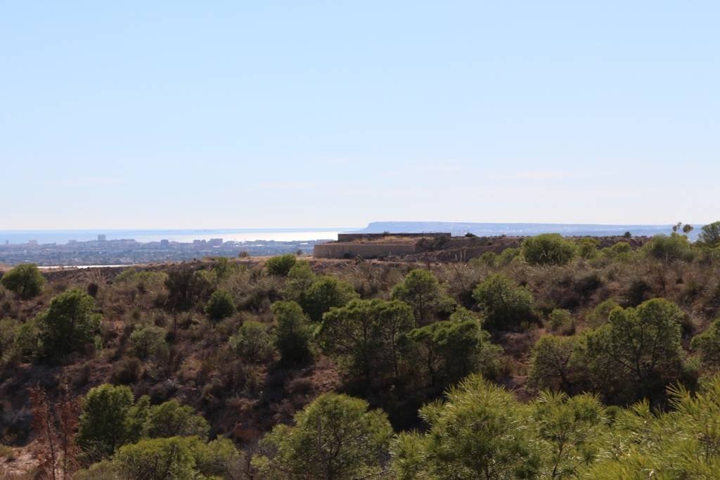 Mutxamel: Building plot with amazing views to the coast, the sea and the city of Alicante. The building plot is next to a nature reserve.Water- and electric ... 