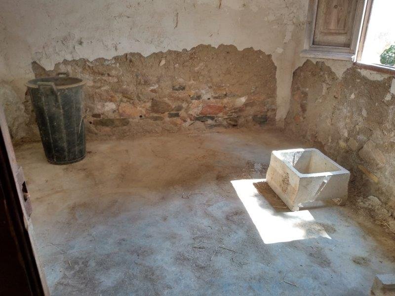   Rustic property of 46,816 m2 (the minimum to build a legal home is 10,000 m2) with a house to reform and more than enough water supply to irrigat...