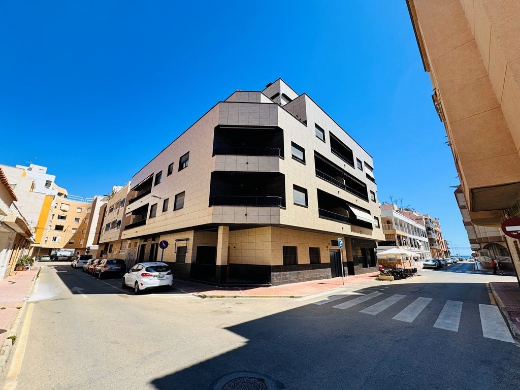   This apartment is located in the center of La Mata, close to all amenities and just 100 meters from the beach.It has a surface area of 58 m2 and ...