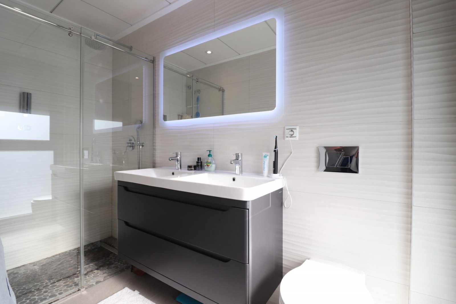   This East Facing, Penthouse, Three Bedroom, Luxurious Apartment in Guardamar del Segura, is located in a highly sought-after area, just a 10-minu...