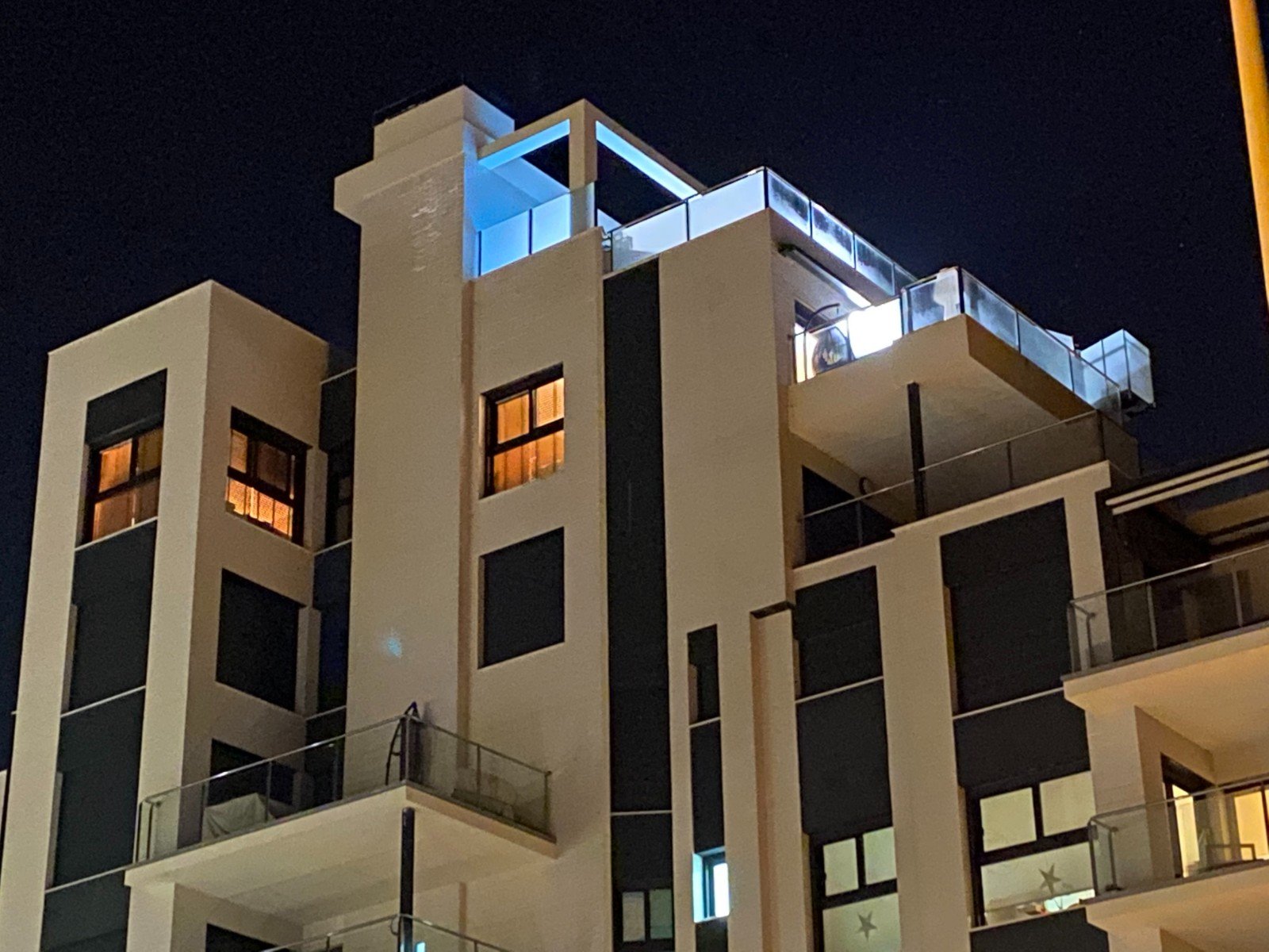 Guardamar del Segura:   This East Facing, Penthouse, Three Bedroom, Luxurious Apartment in Guardamar del Segura, is located in a highly sought-after area, just a 10-minu... 