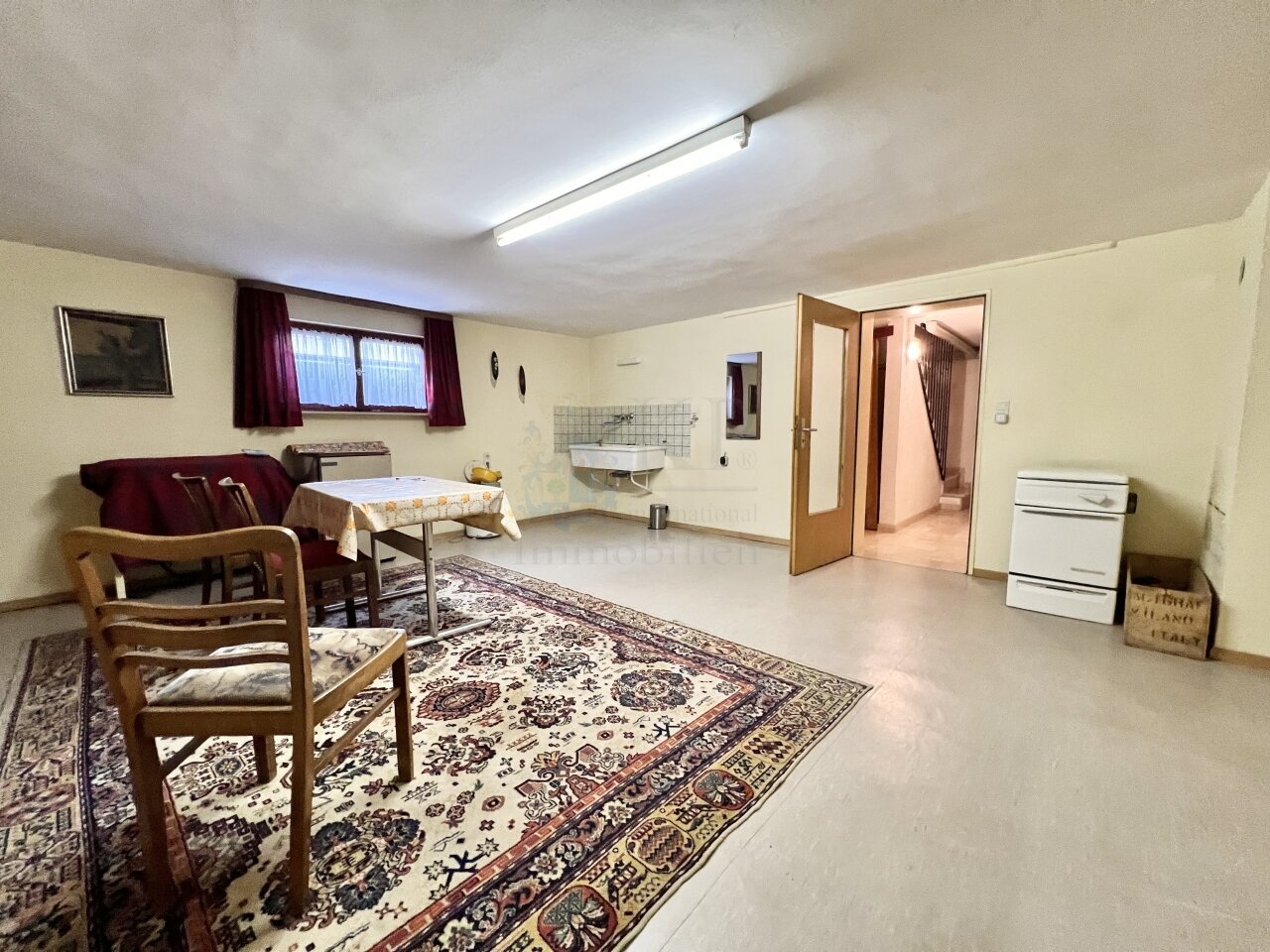 HOFHEIM: RENOVATED DETACHED HOUSE WITH 6 BEDROOMS, 2 BATHROOMS, 2 KITCHENS, GARAGE AND CARPORT