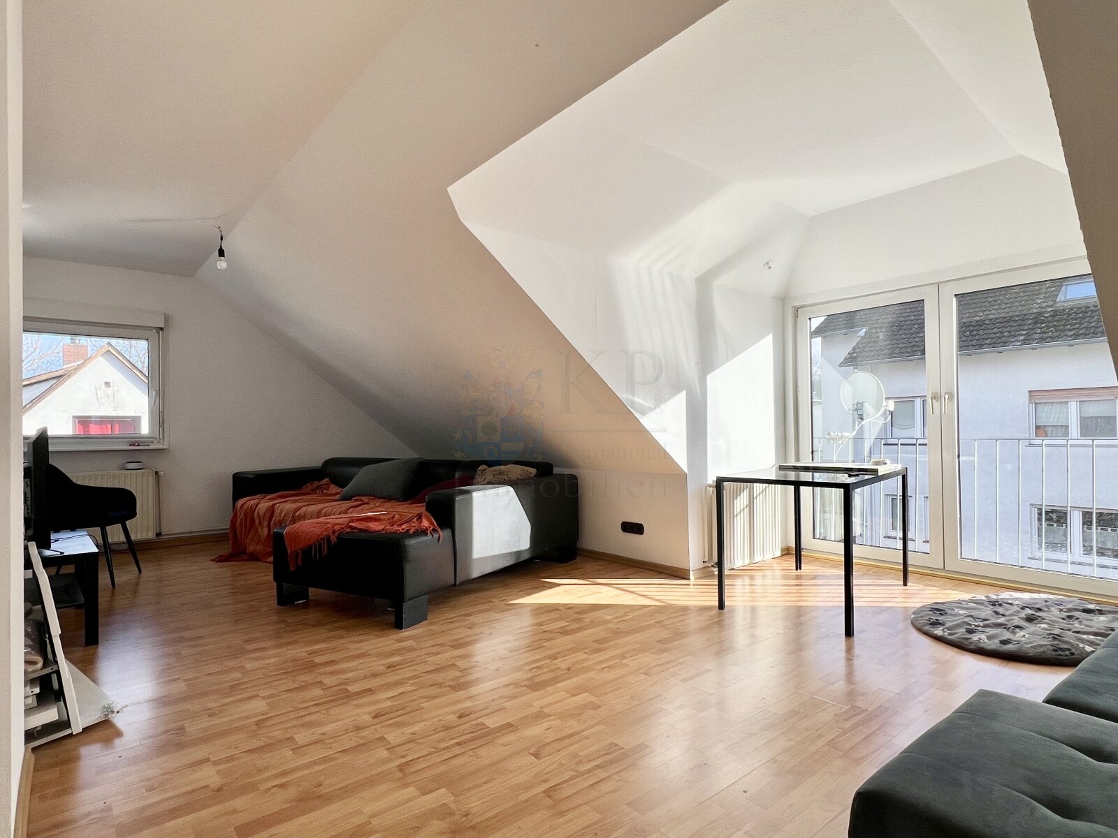 HOFHEIM: RENOVATED DETACHED HOUSE WITH 6 BEDROOMS, 2 BATHROOMS, 2 KITCHENS, GARAGE AND CARPORT