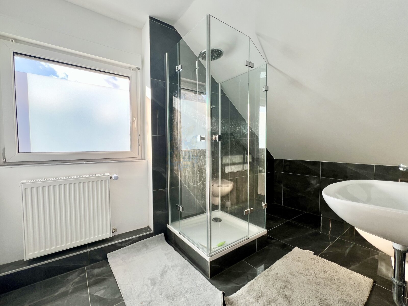 HOFHEIM: RENOVATED DETACHED HOUSE WITH 6 BEDROOMS, 2 BATHROOMS, 2 KITCHENS, GARAGE AND CARPORT