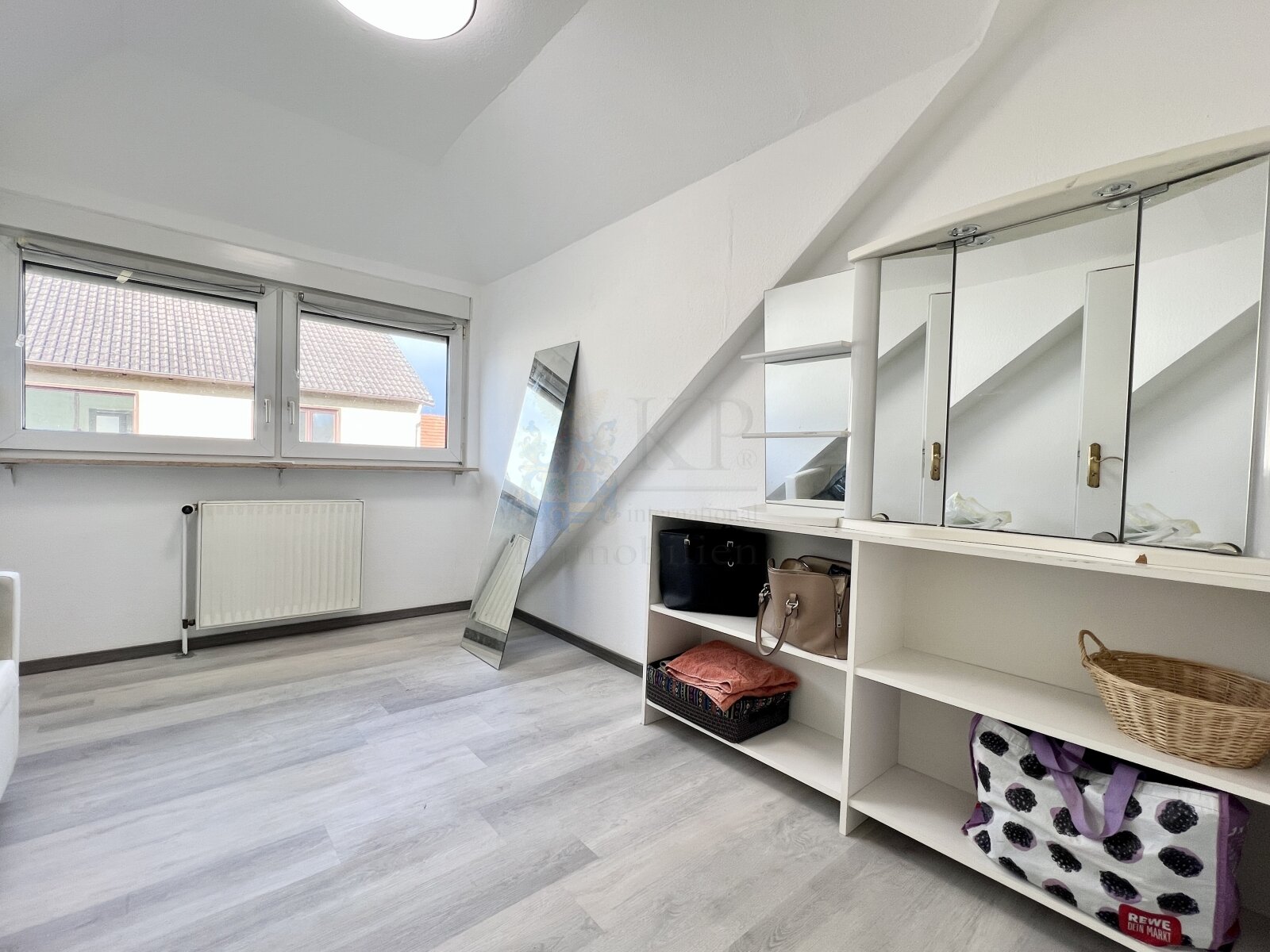 HOFHEIM: RENOVATED DETACHED HOUSE WITH 6 BEDROOMS, 2 BATHROOMS, 2 KITCHENS, GARAGE AND CARPORT