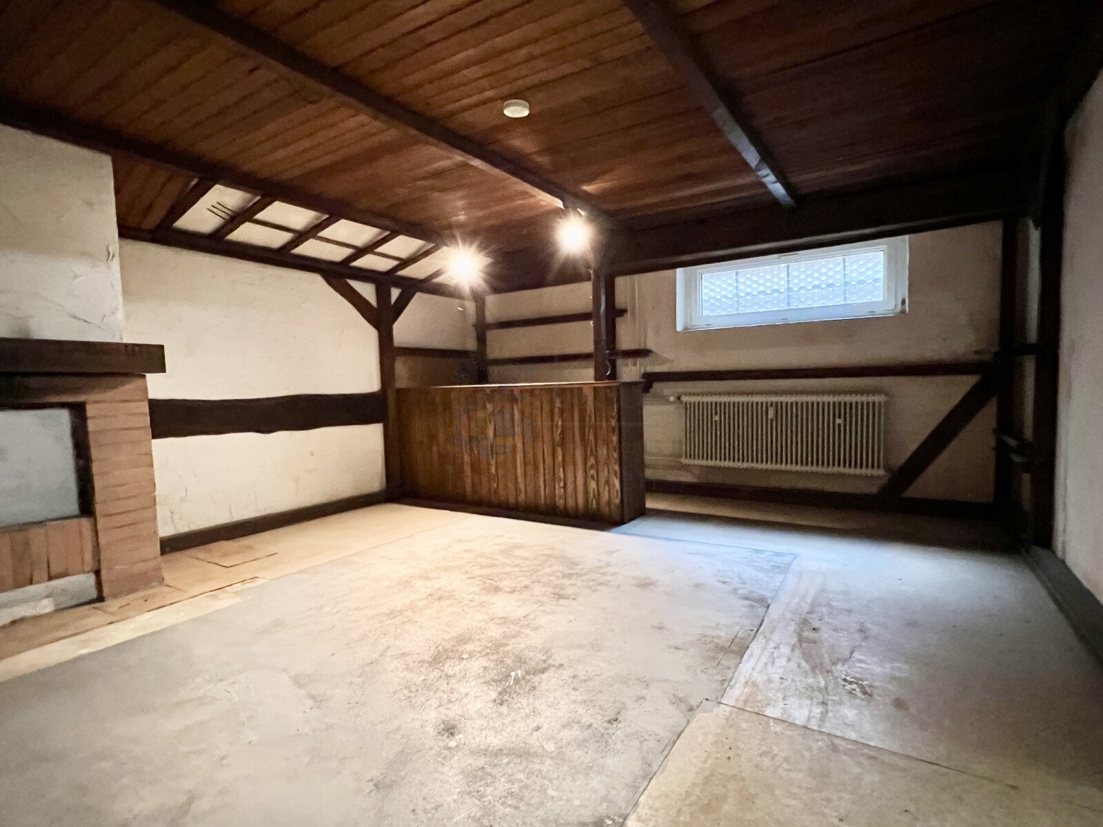 BURGALTENDORF: SPACIOUS CONDOMINIUM WITH 5 ROOMS, GARAGE, GARDEN AND BASEMENT