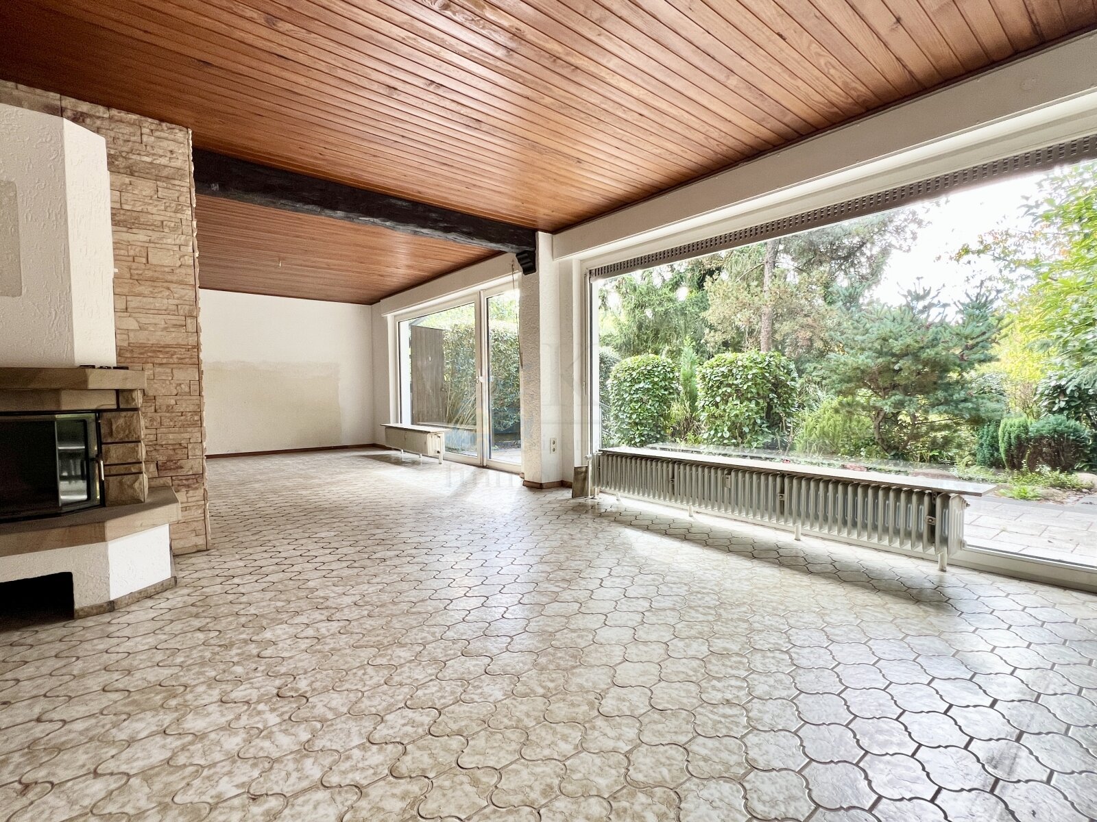 BURGALTENDORF: SPACIOUS CONDOMINIUM WITH 5 ROOMS, GARAGE, GARDEN AND BASEMENT