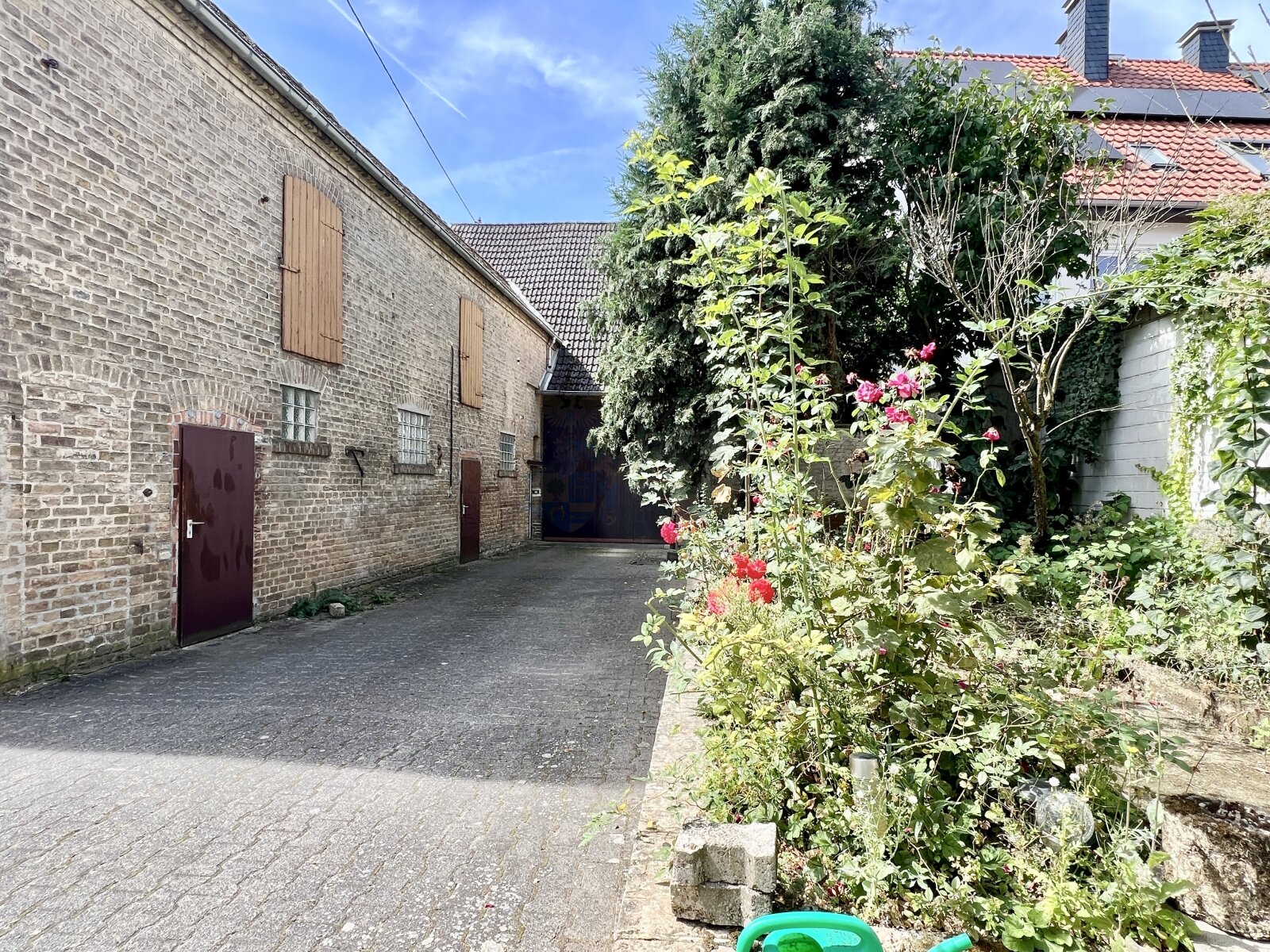 ERBENHEIM: SPACIOUS PROPERTY WITH BARN IN A QUIET CENTRAL LOCATION