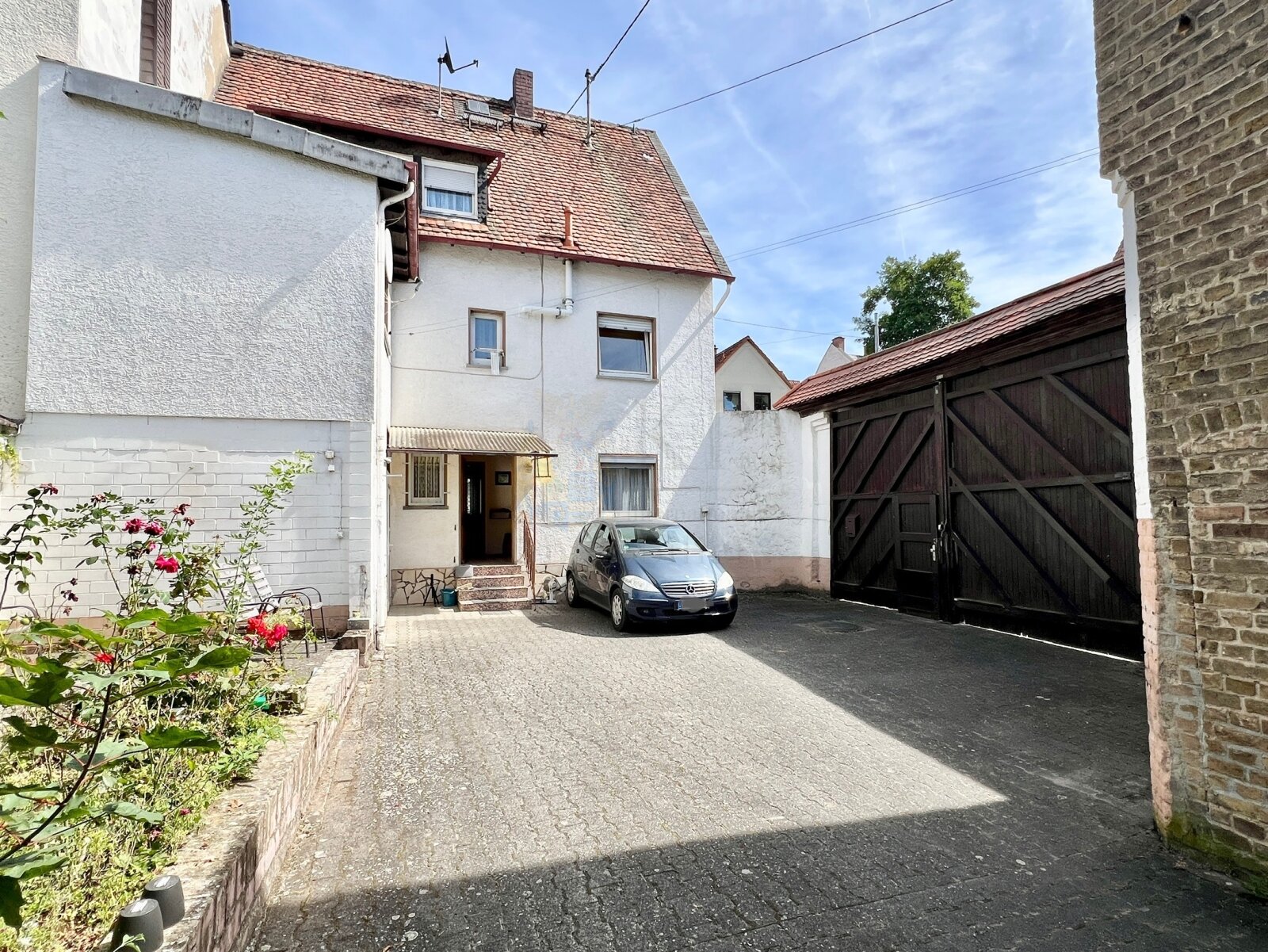 ERBENHEIM: SPACIOUS PROPERTY WITH BARN IN A QUIET CENTRAL LOCATION