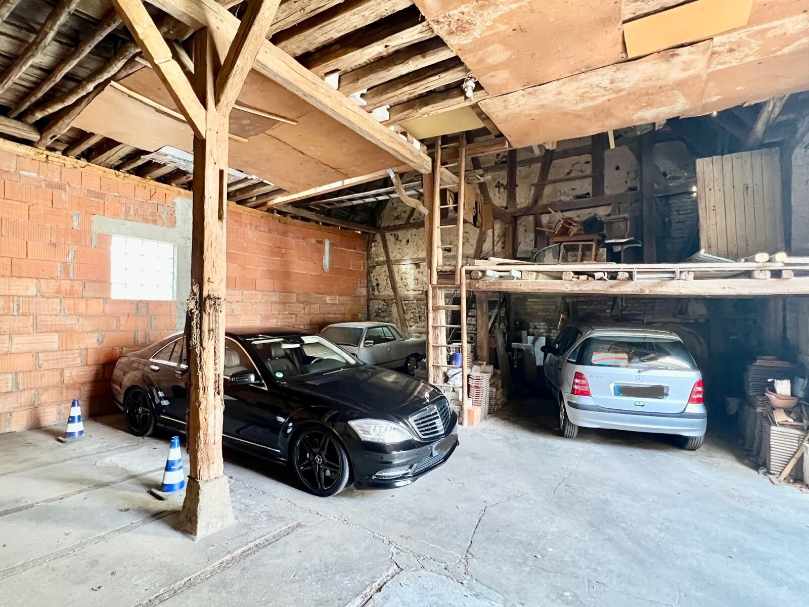 ERBENHEIM: SPACIOUS PROPERTY WITH BARN IN A QUIET CENTRAL LOCATION