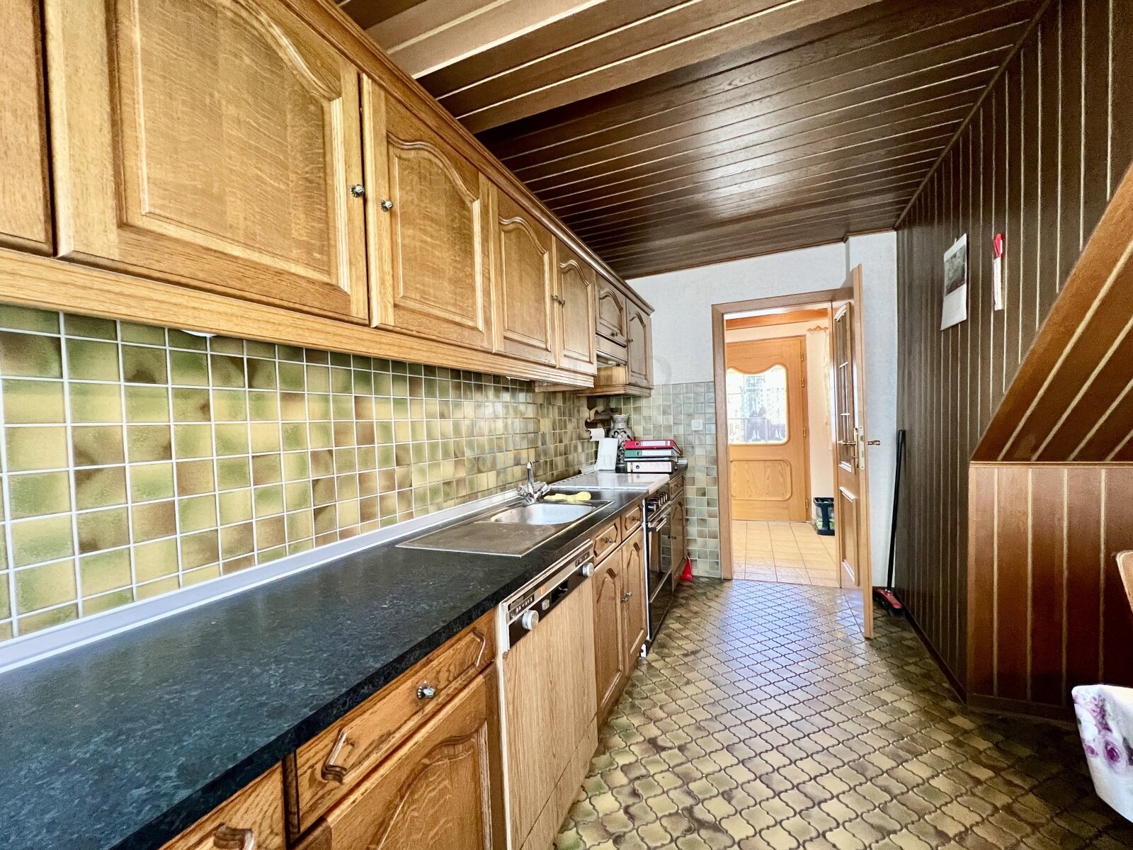 ERBENHEIM: SPACIOUS PROPERTY WITH BARN IN A QUIET CENTRAL LOCATION