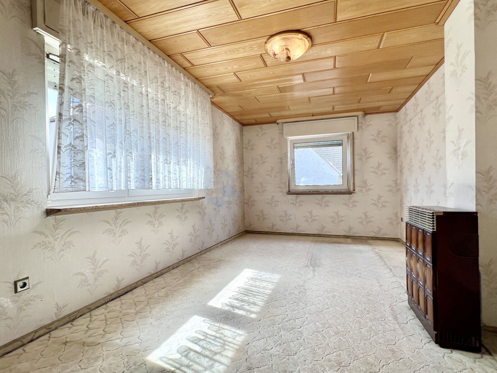 ERBENHEIM: SPACIOUS PROPERTY WITH BARN IN A QUIET CENTRAL LOCATION