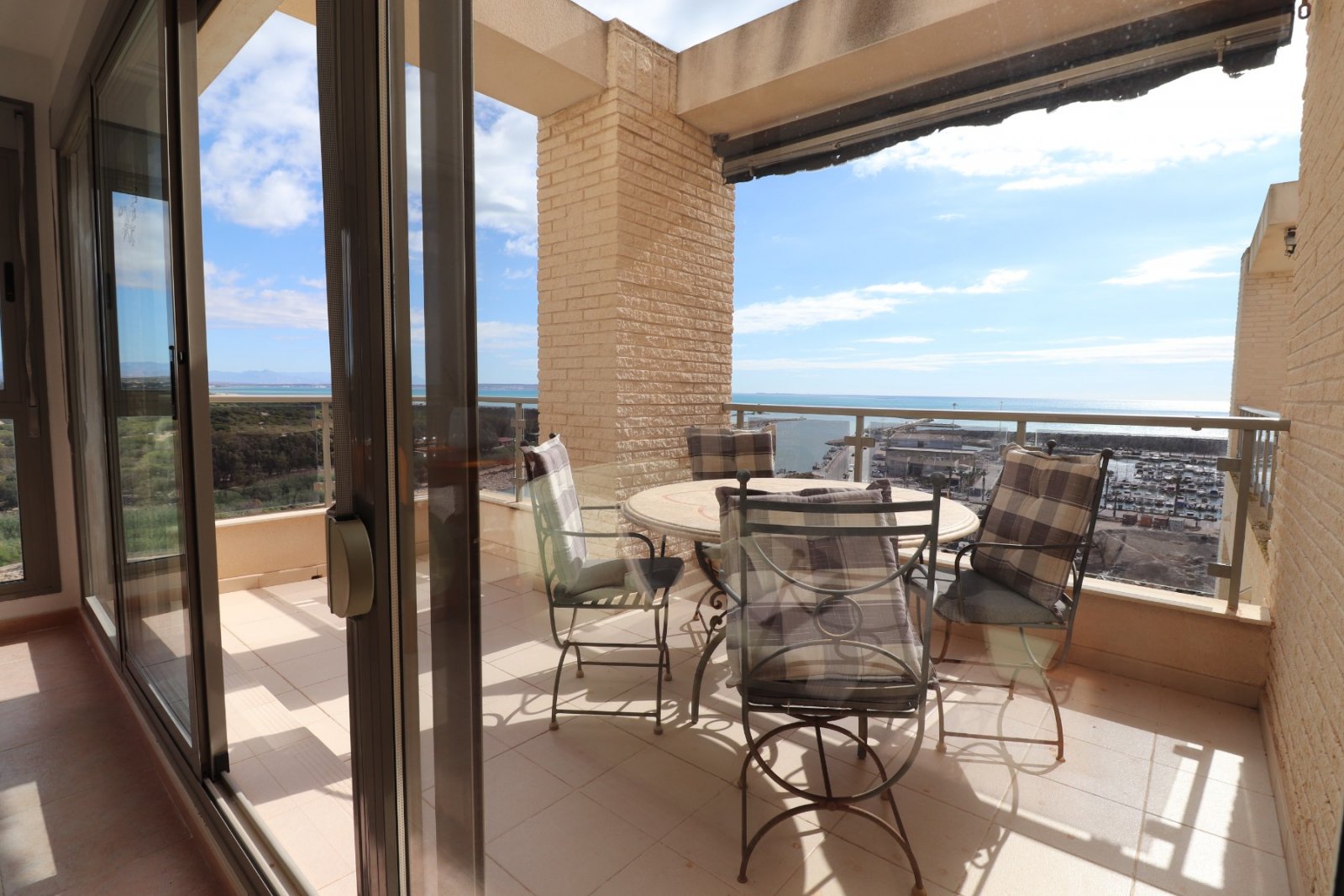 Hochgelegenes Luxus-Penthouse mit traumhafter Aussicht