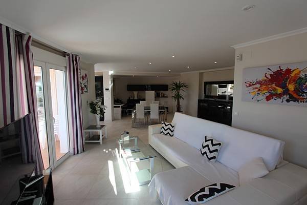 Beautiful villa in a quiet and beautiful area, with a large private pool and impressive views over the coast of El Campello, Alicante and the sea.T...